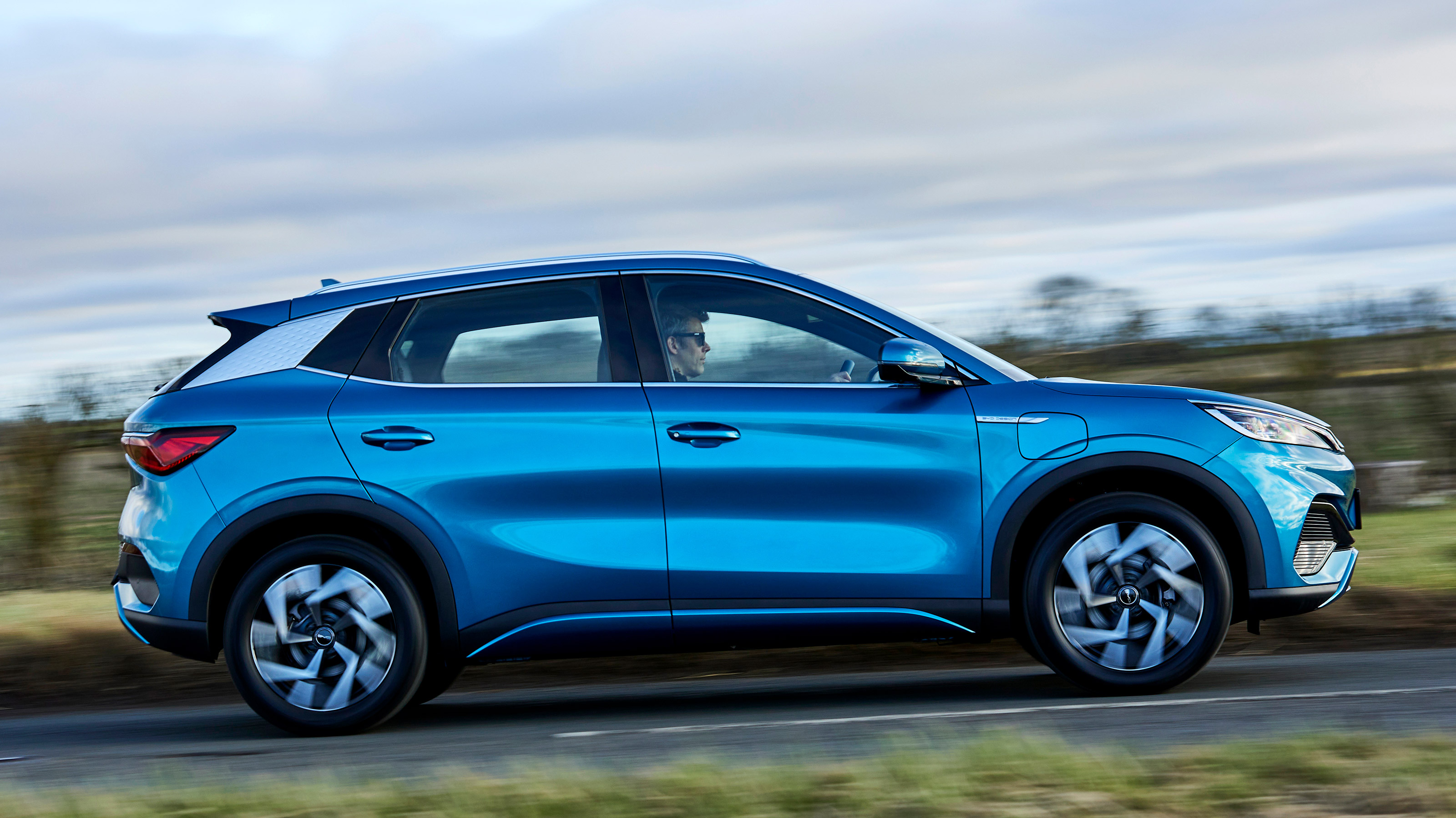 BYD Atto 3 SUV side panning