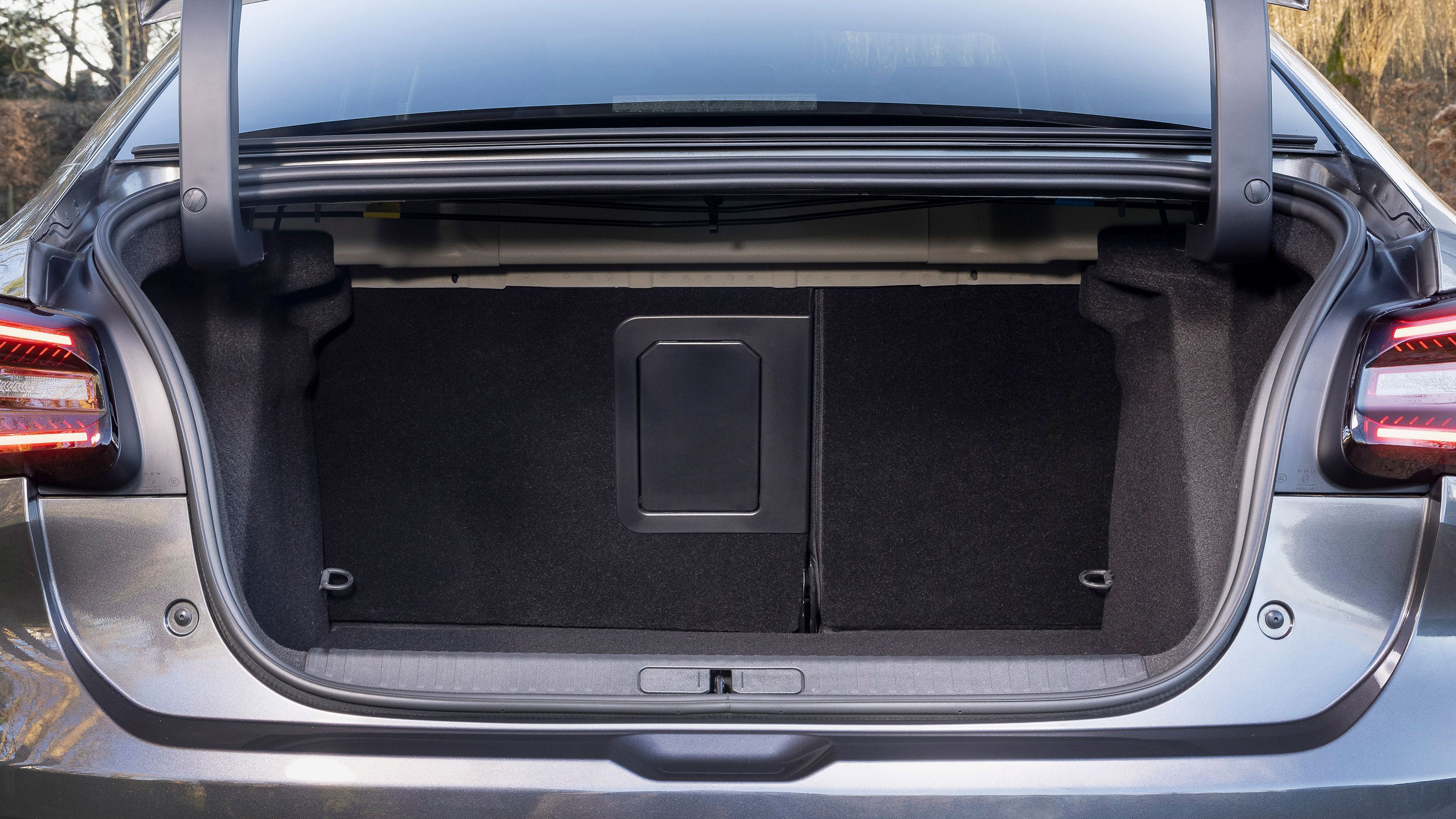 Citroen e-C4 X saloon boot