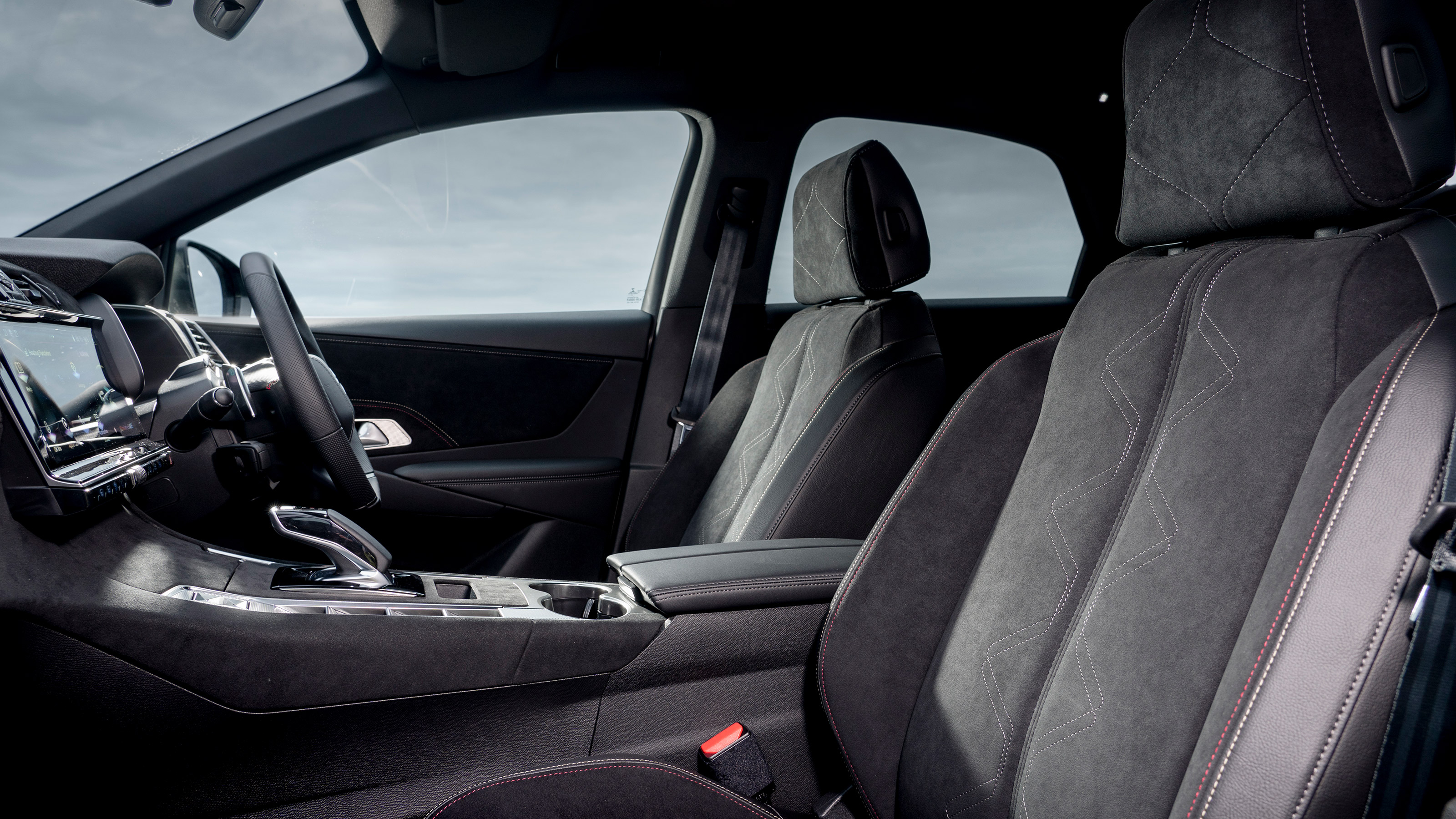 DS 7 SUV UK front seats
