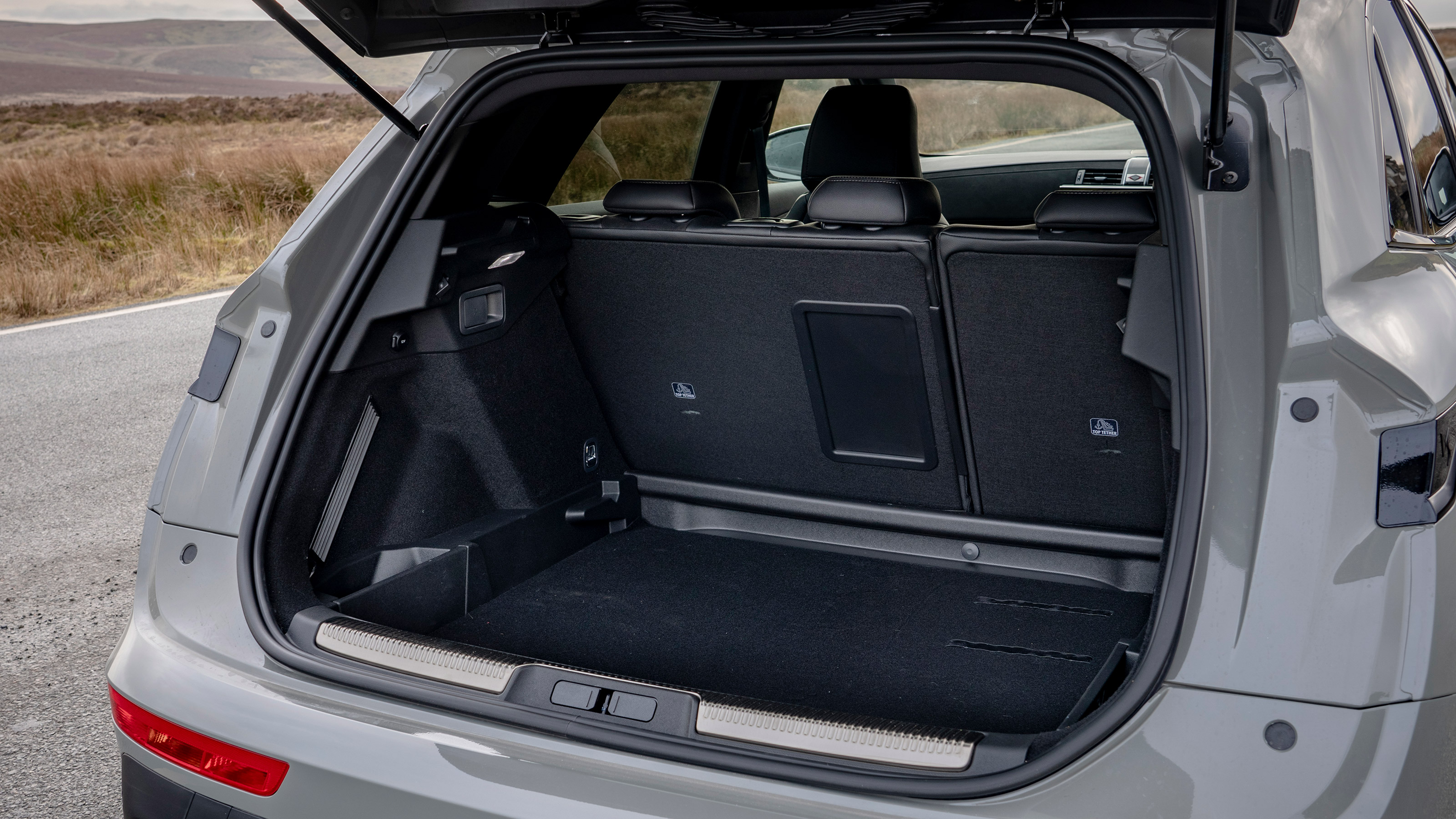DS 7 SUV UK boot