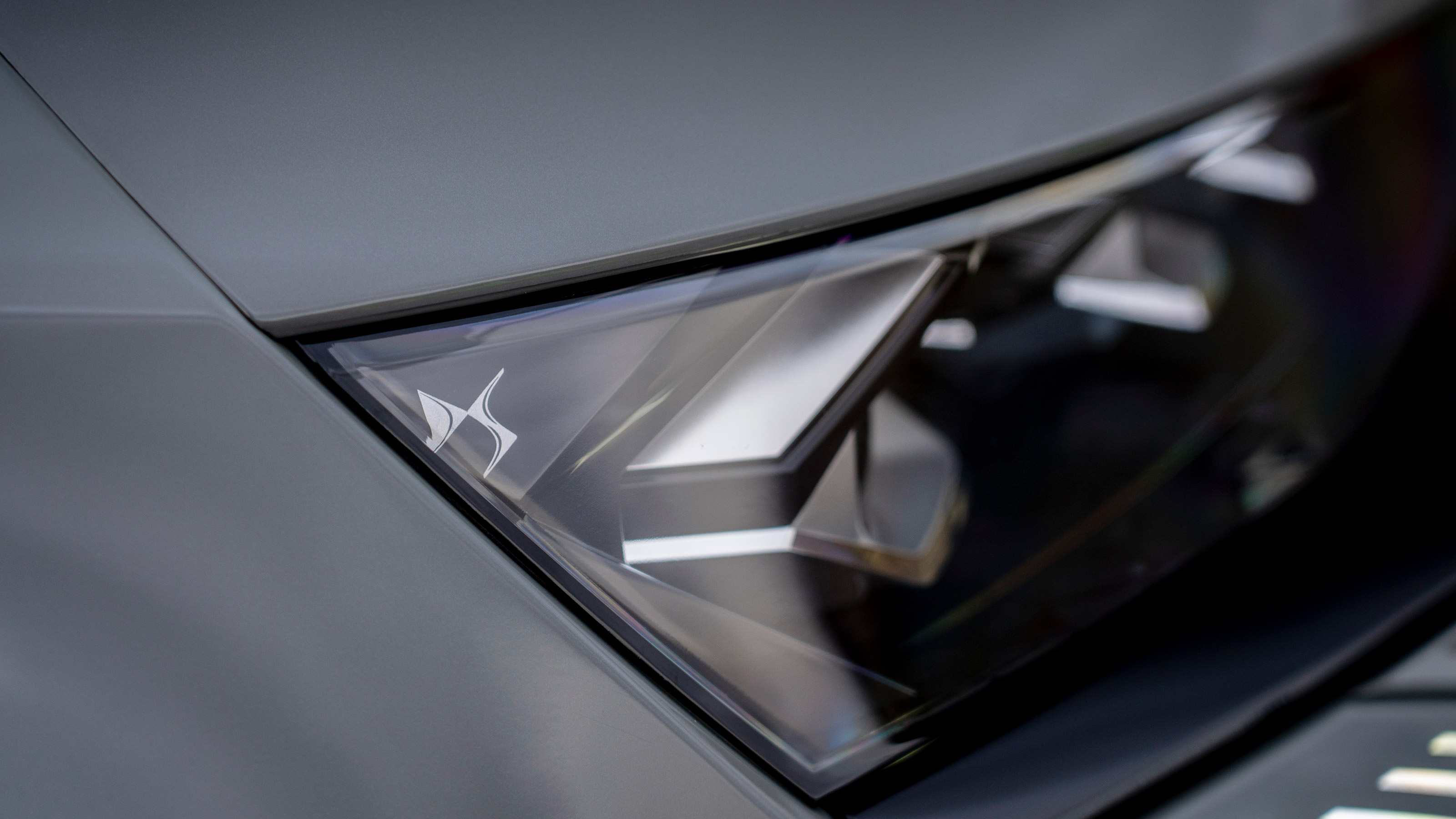 DS 7 SUV UK headlights