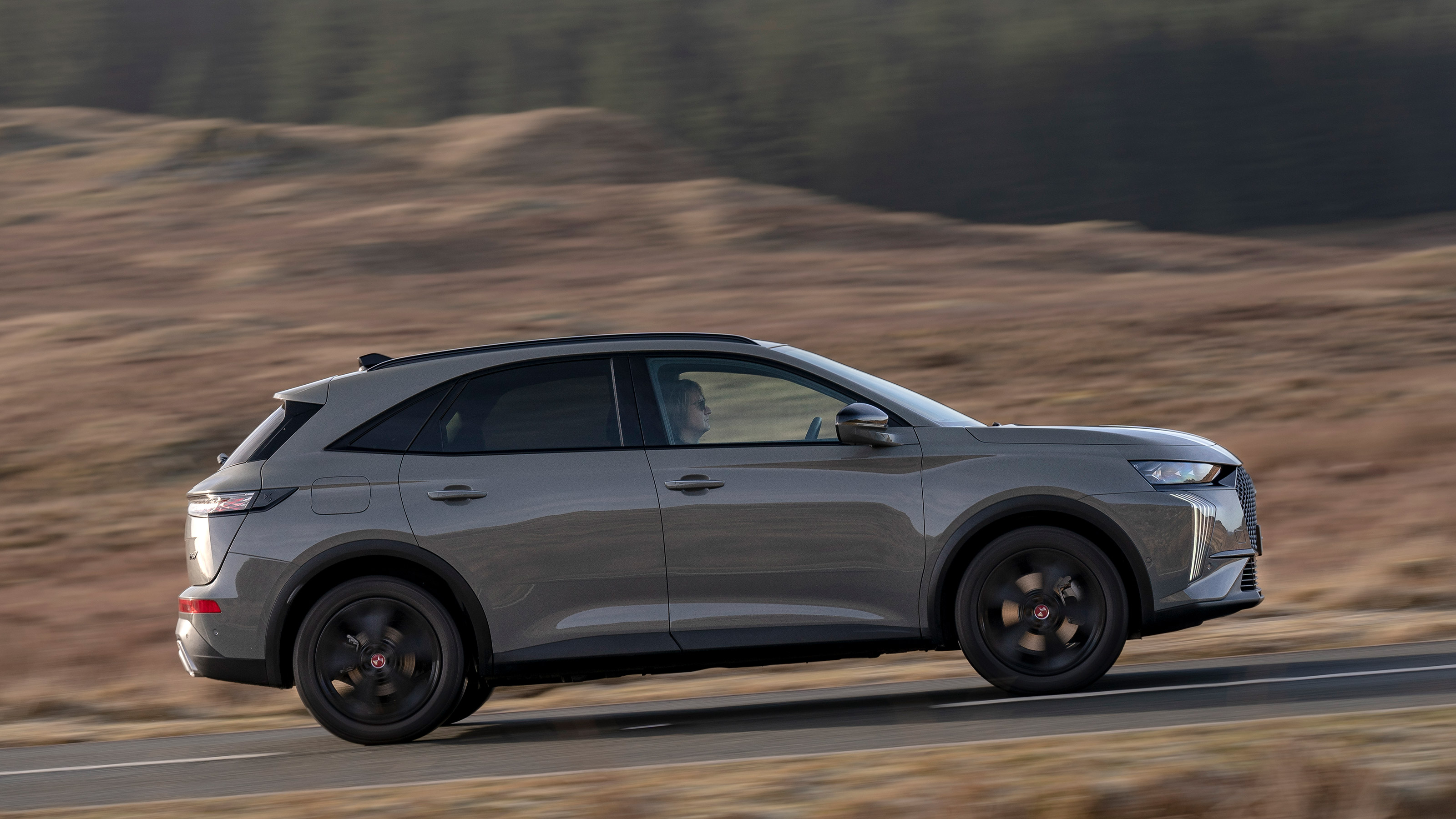 DS 7 SUV UK side panning