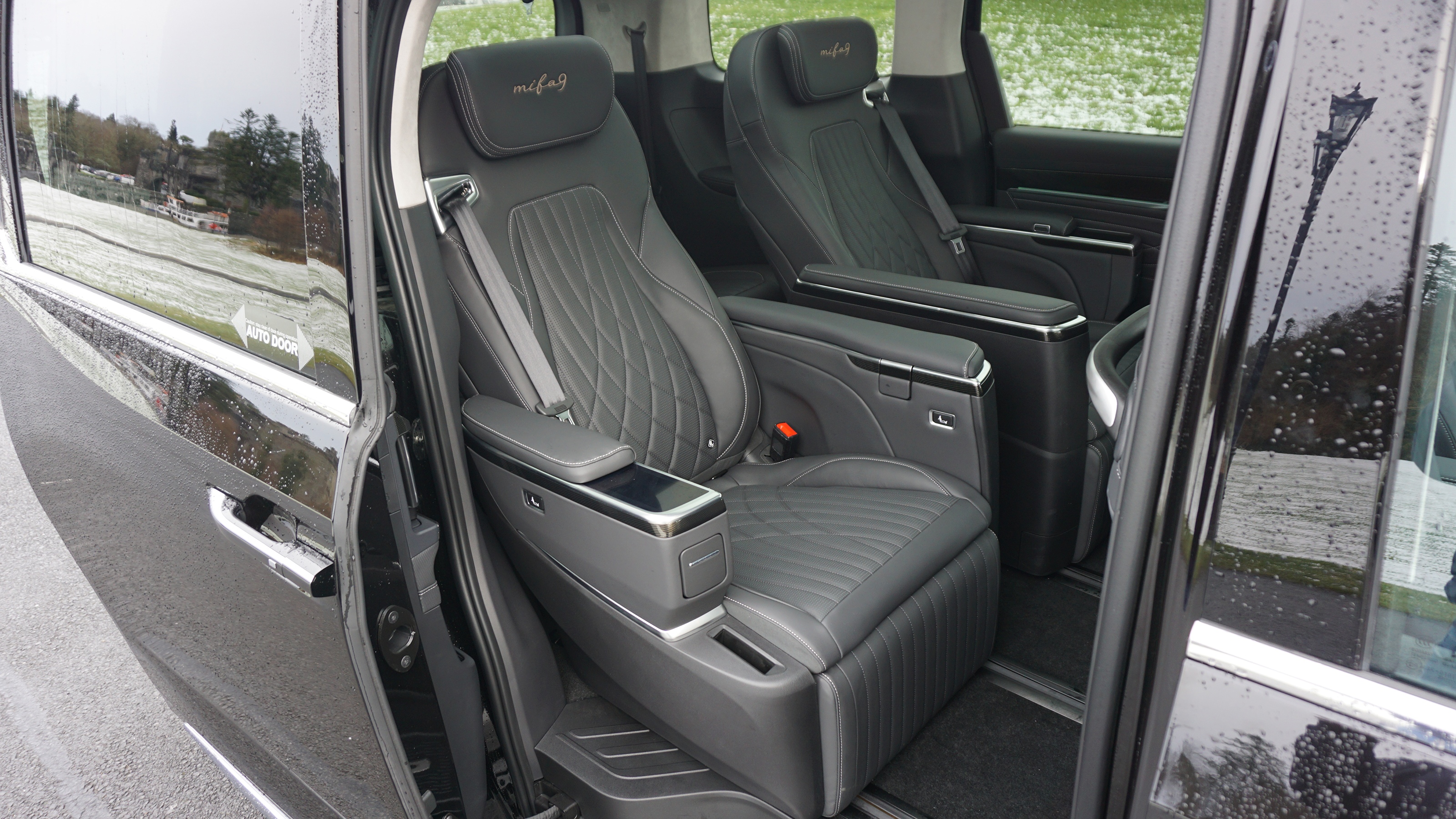 Maxus Mifa 9 MPV middle row