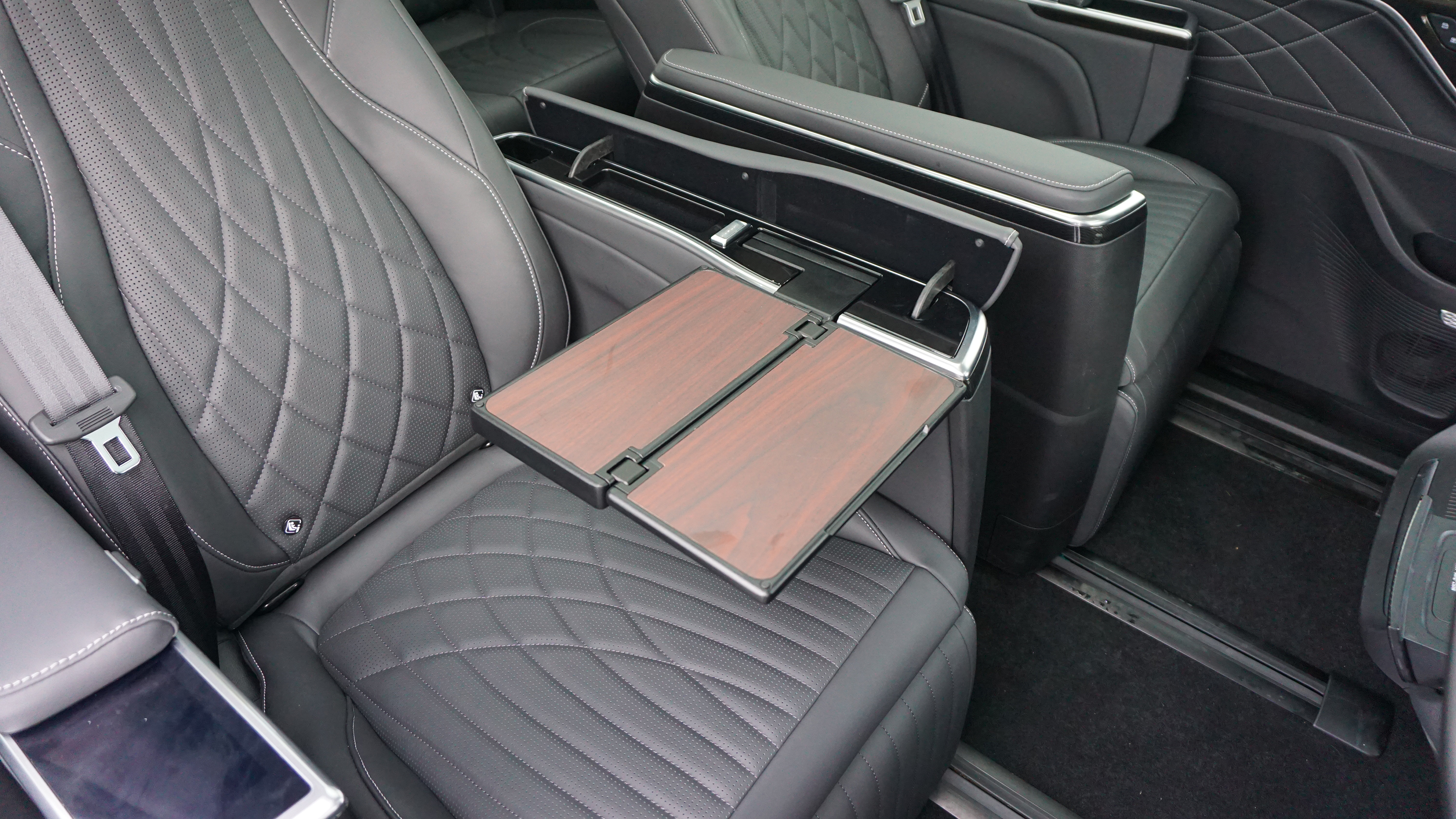 Maxus Mifa 9 MPV table