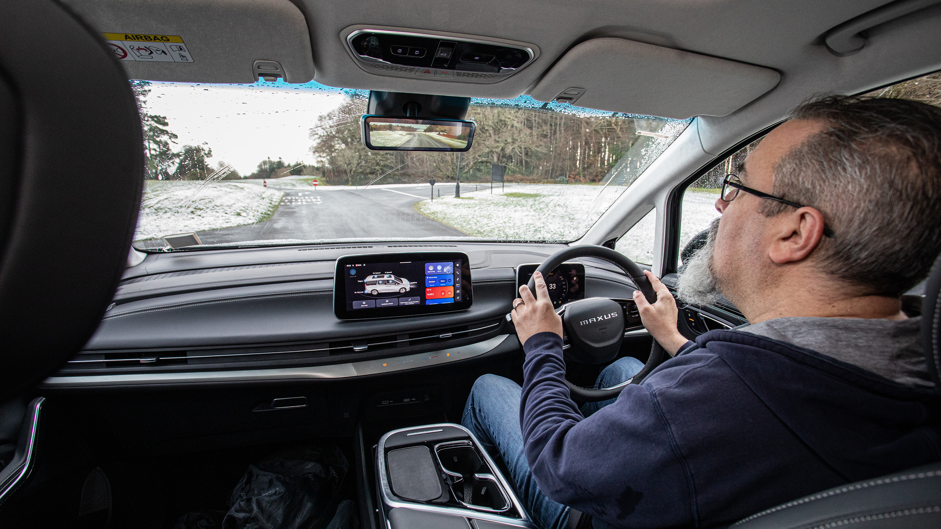 Maxus Mifa 9 MPV driving staff