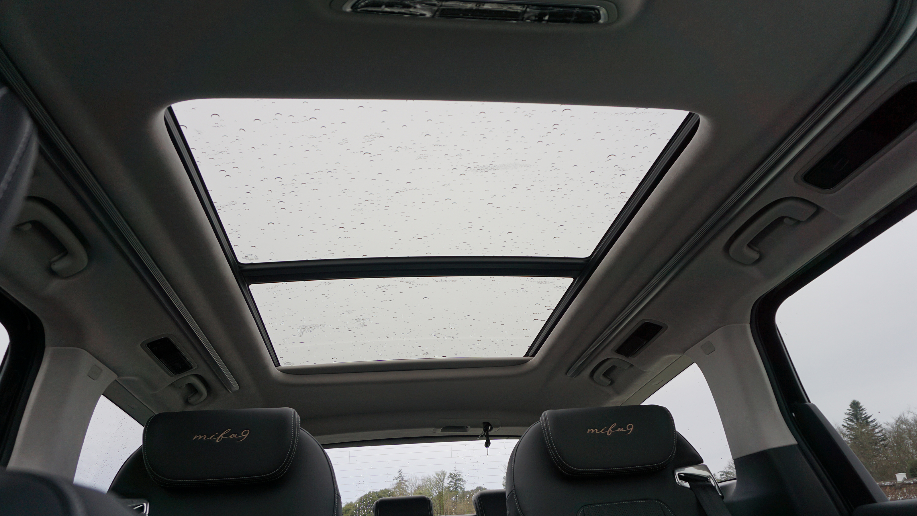 Maxus Mifa 9 MPV panoramic sunroof