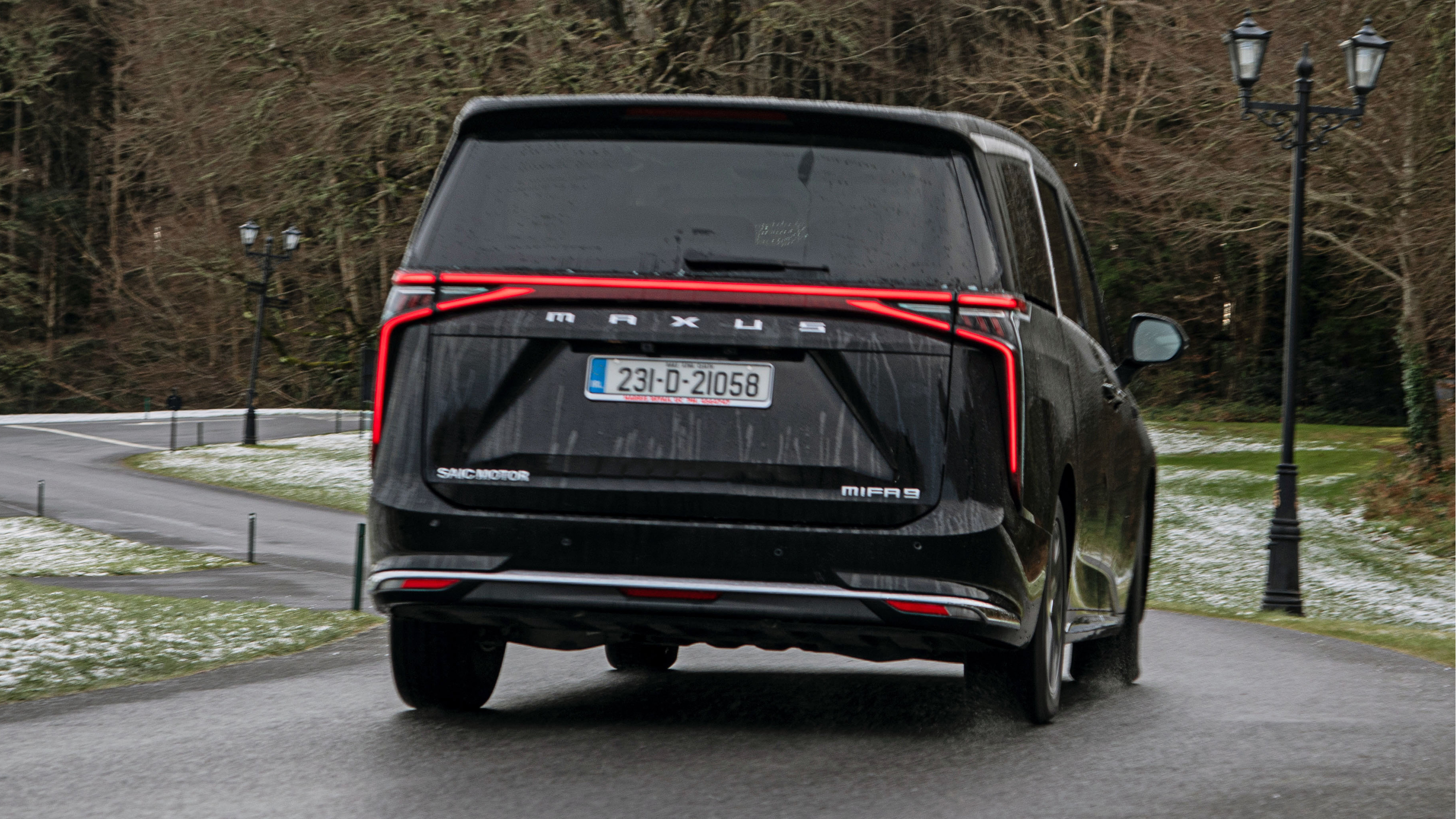 Maxus Mifa 9 MPV rear cornering