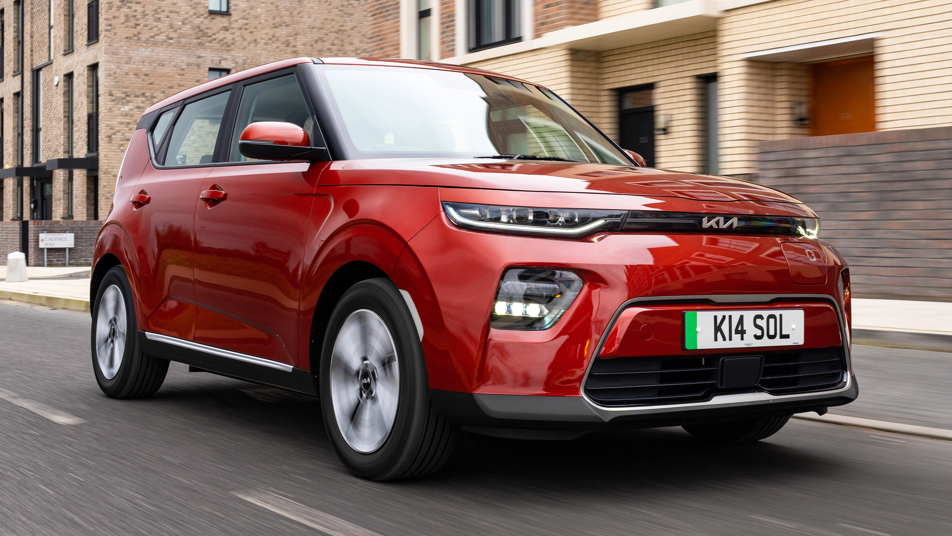 Kia Soul Urban EV front 3/4 tracking