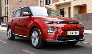 Kia Soul Urban EV front 3/4 tracking