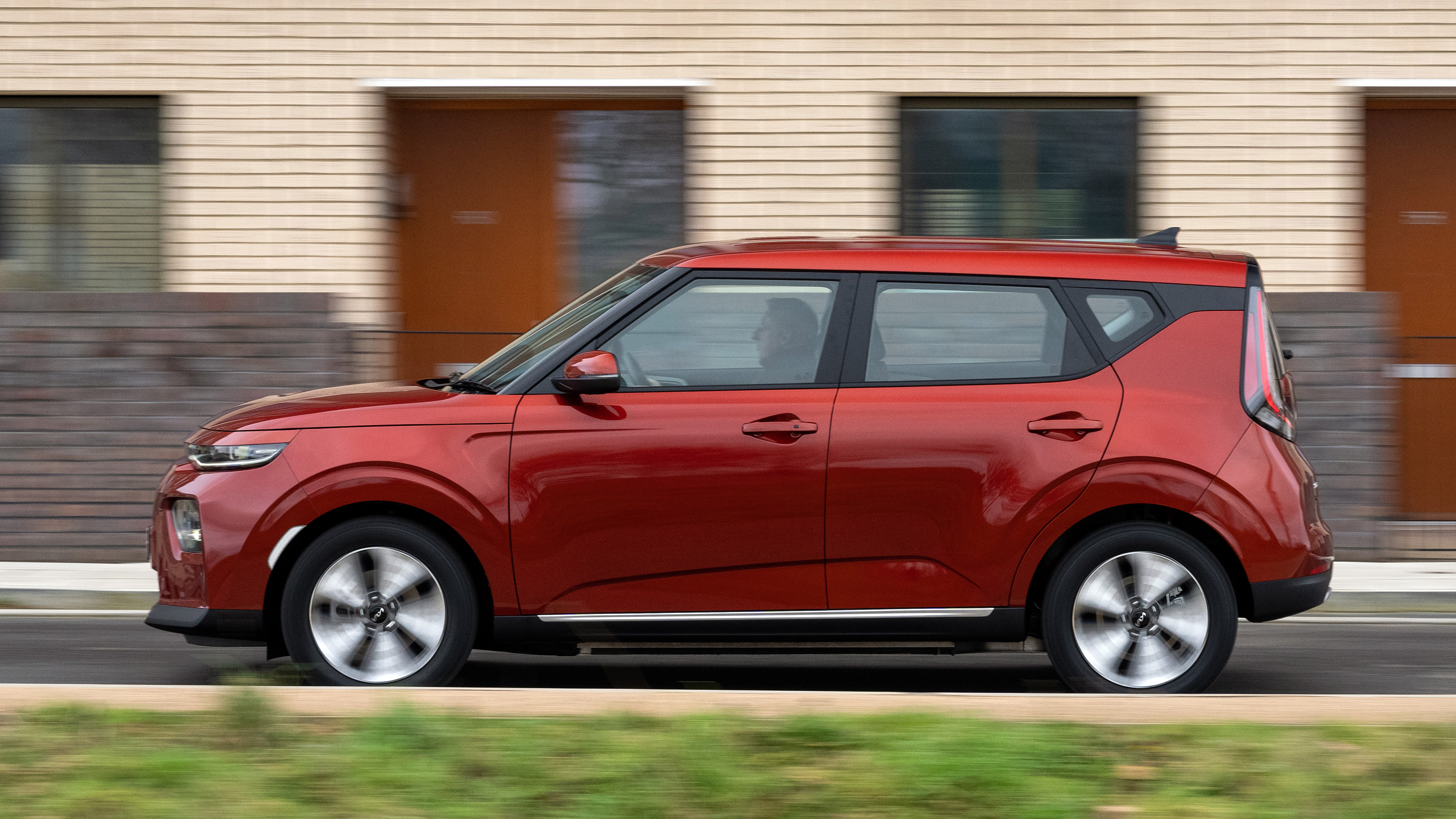 Kia Soul Urban EV side panning
