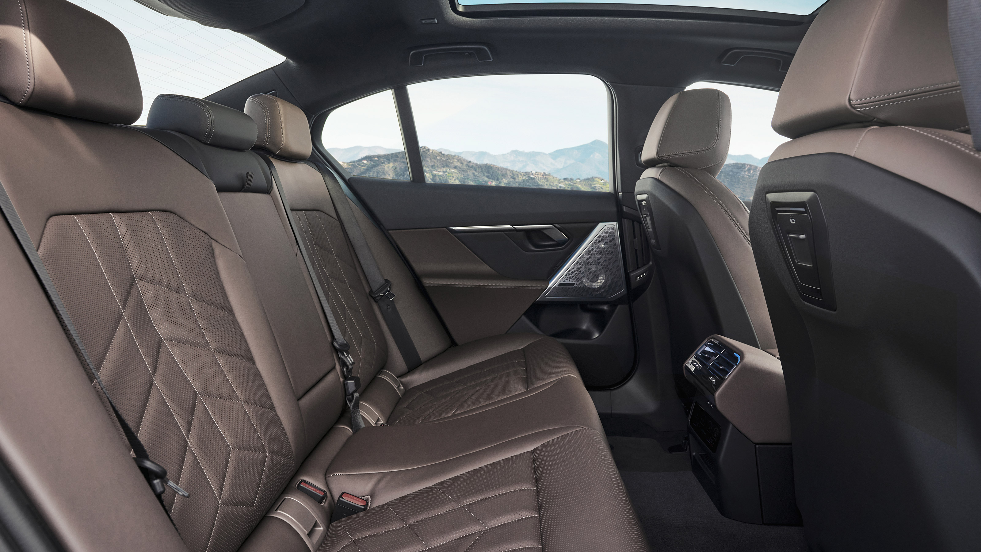 BMW i5 saloon 13