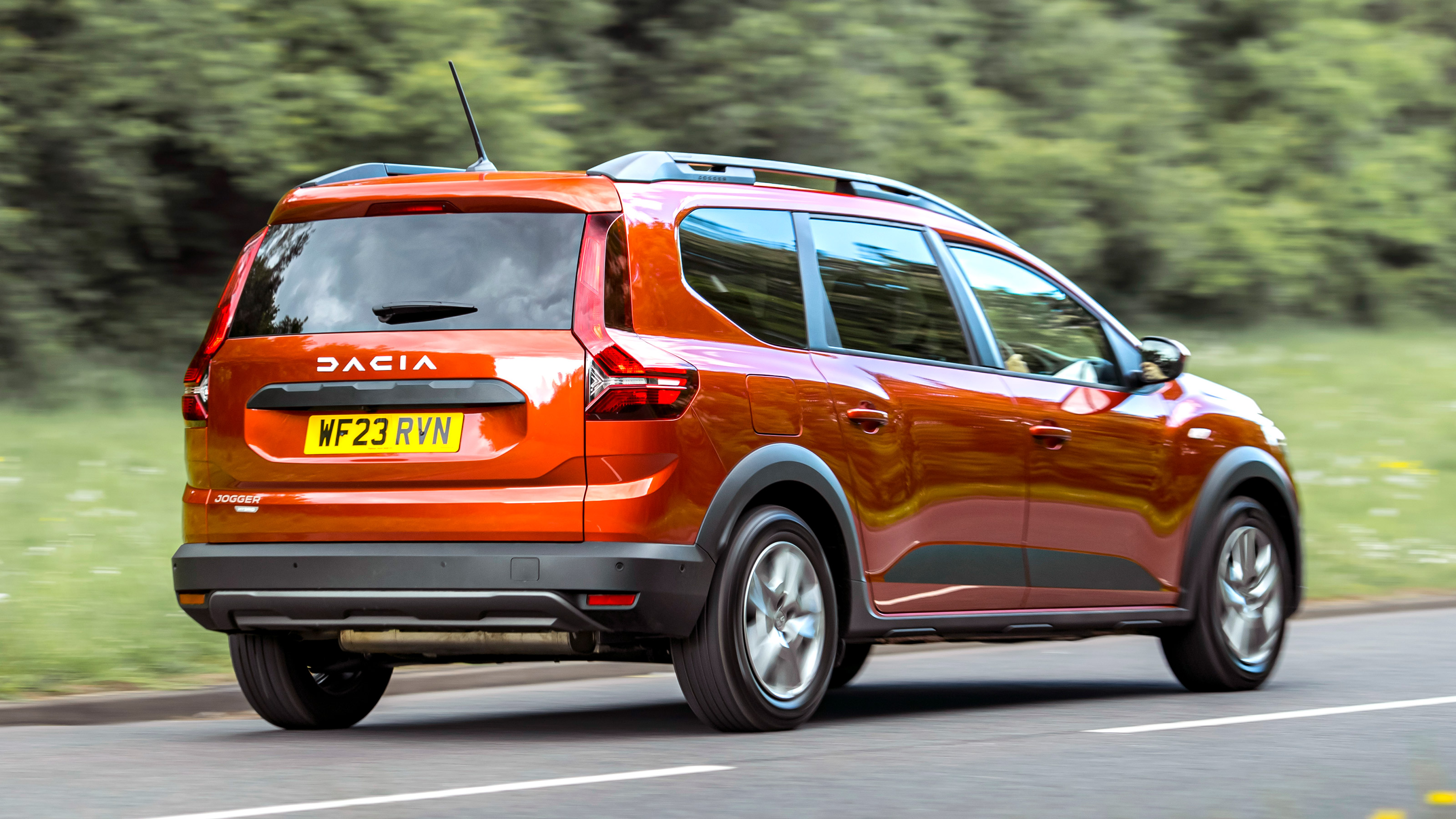 Dacia Jogger Hybrid rear 3/4 tracking