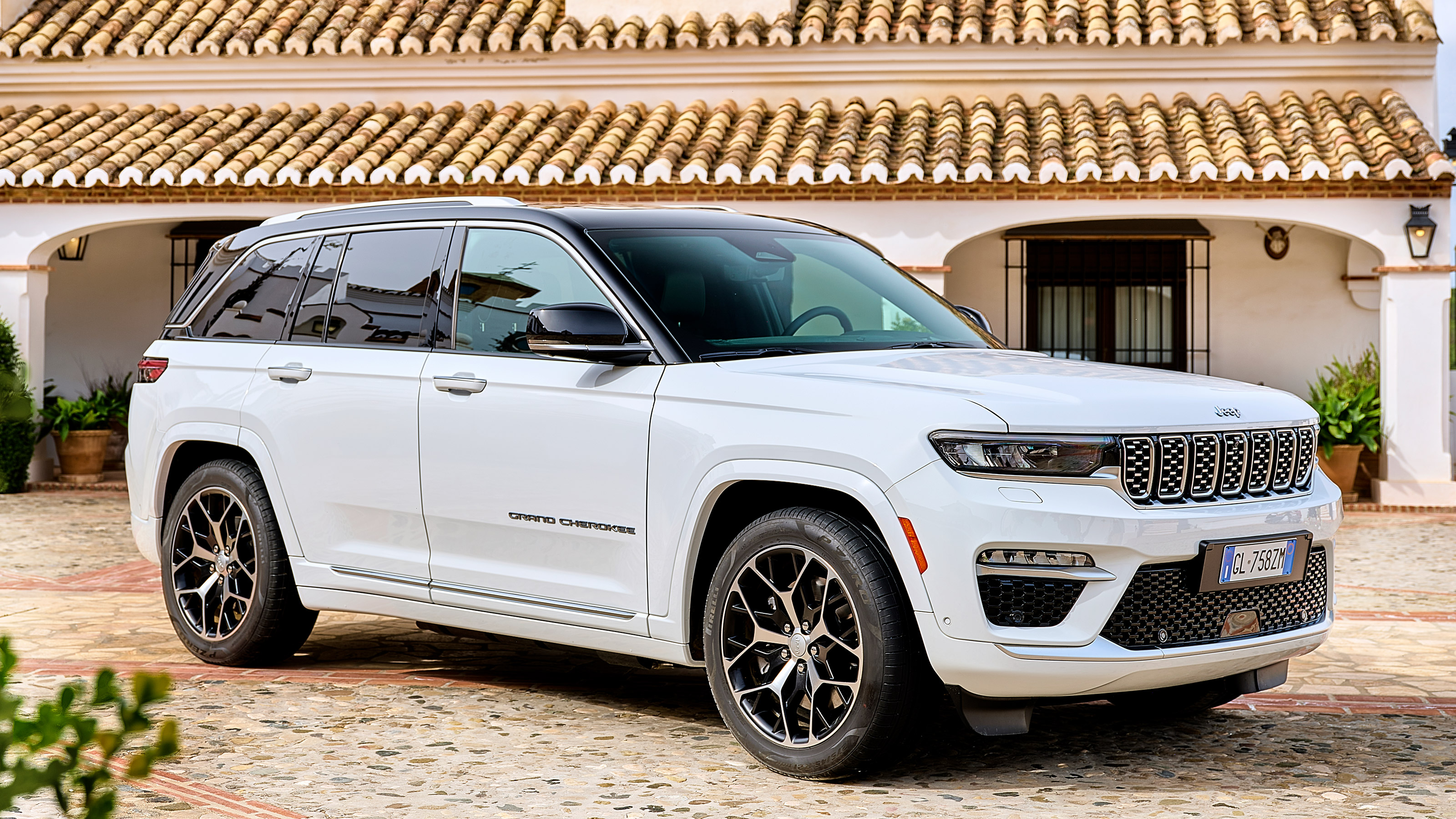 Jeep Grand Cherokee SUV front 3/4 static