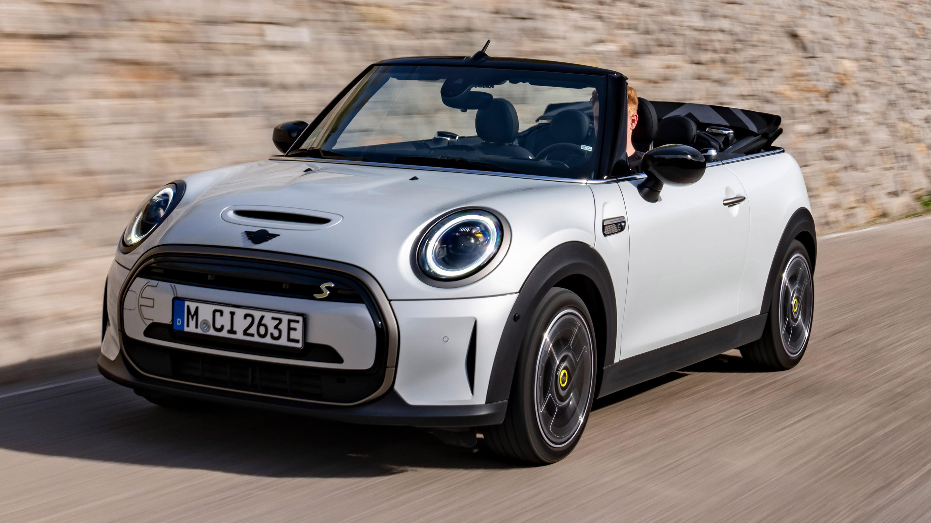 MINI Electric Convertible front 3/4 tracking