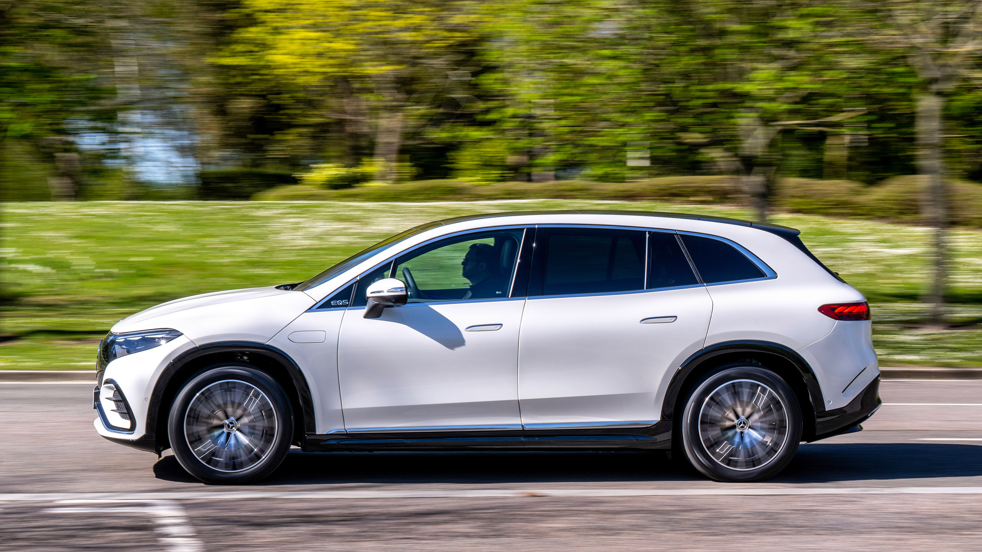 Mercedes EQS SUV side panning