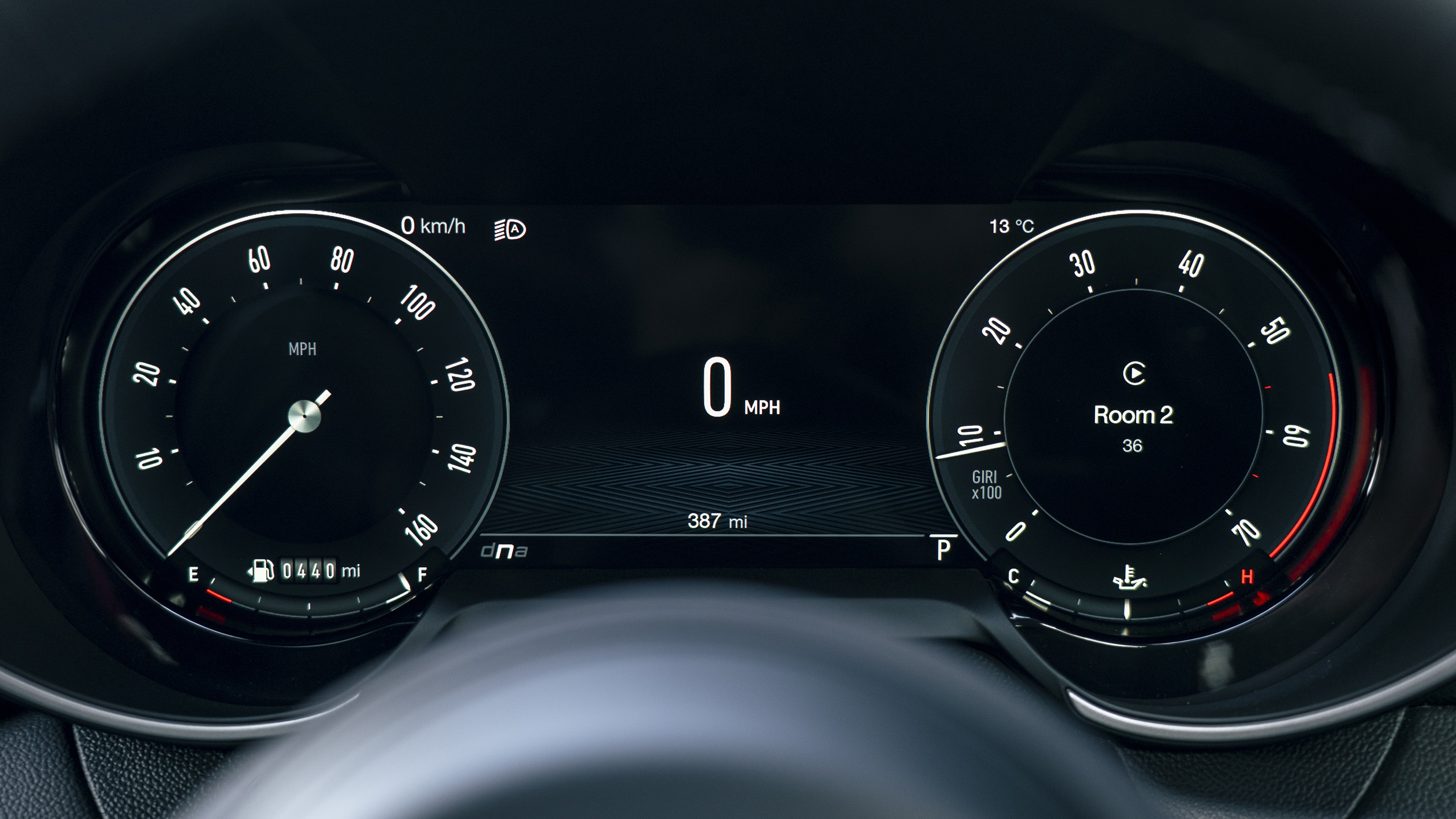 Alfa Romeo Giulia UK instruments