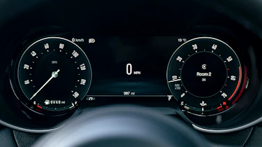 Alfa Romeo Giulia UK instruments