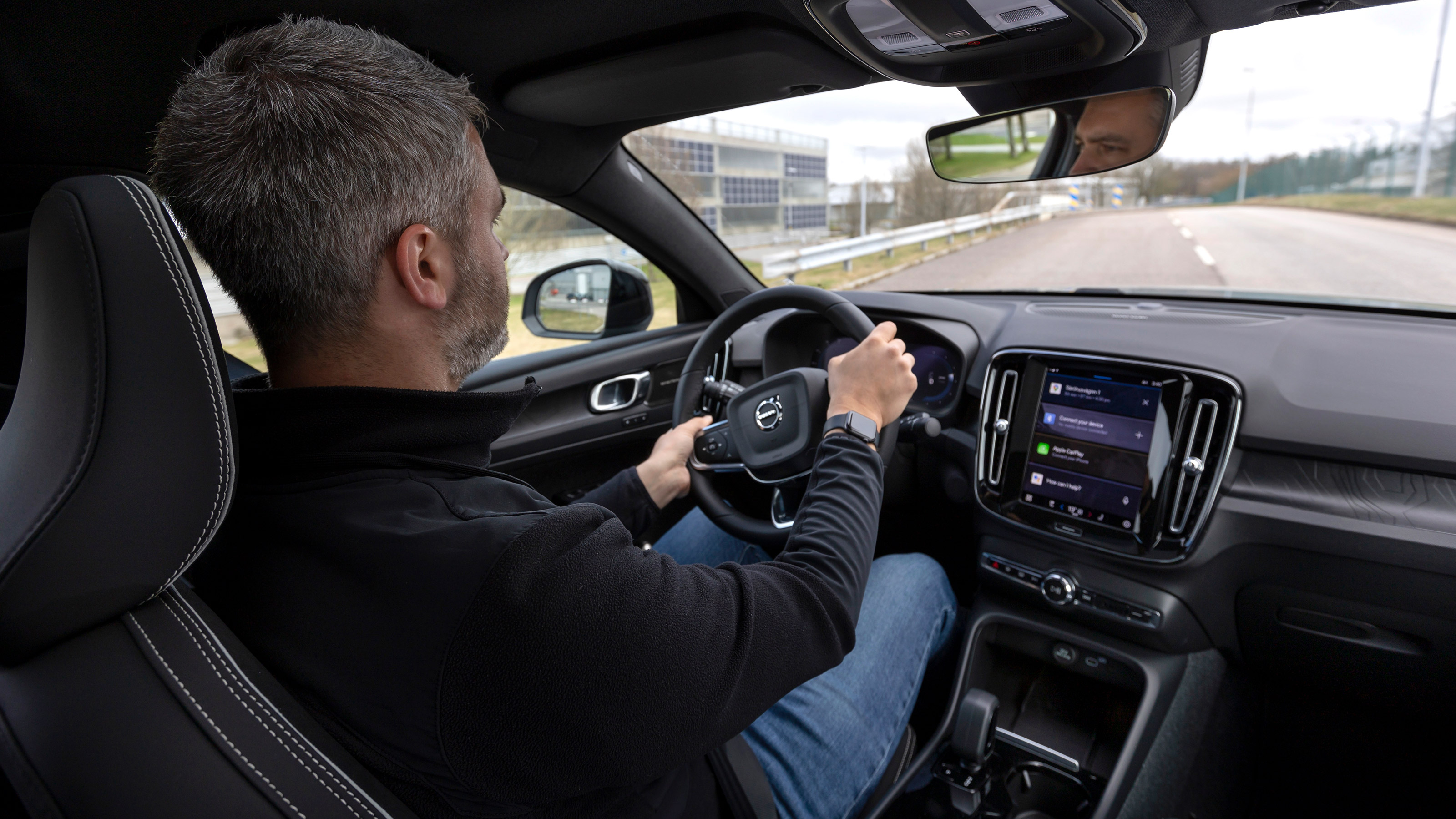 Volvo C40 Recharge 2023 driving staff
