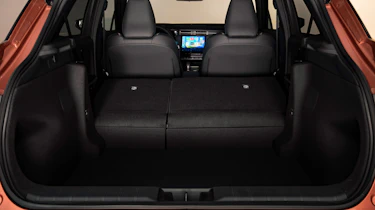 Lexus LBX 13