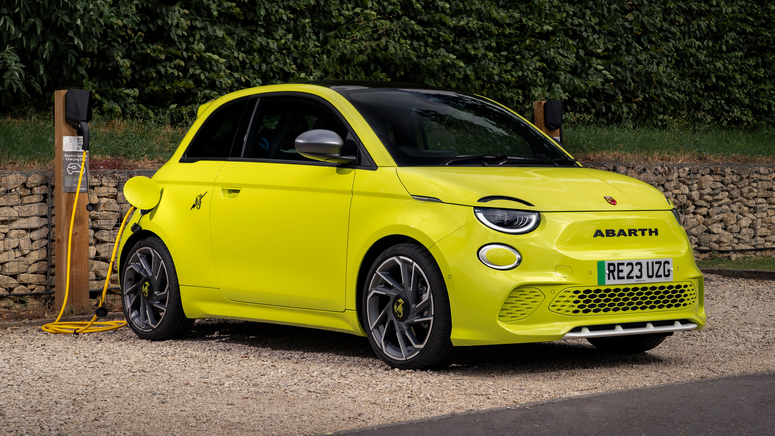Abarth 500e front 3/4 static