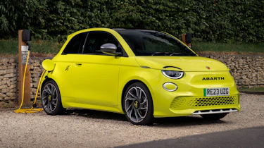 Abarth 500e front 3/4 static