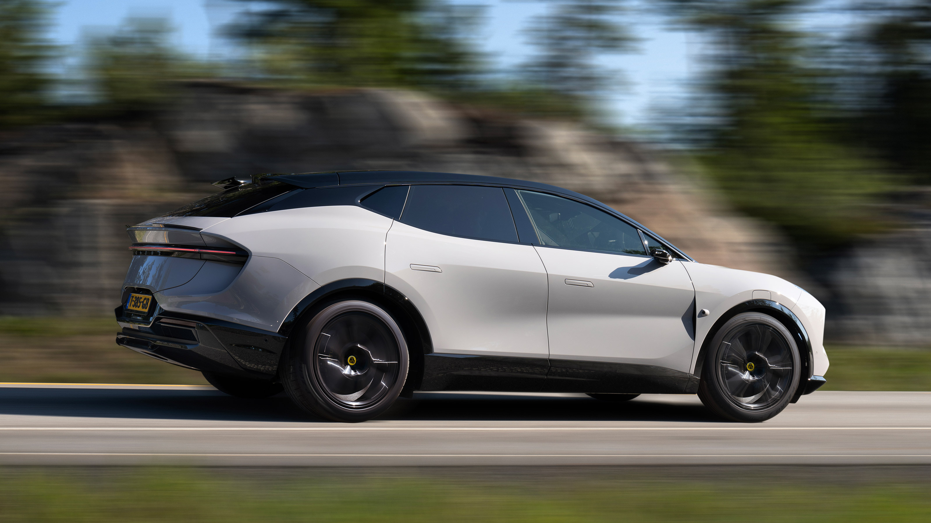 Lotus Eletre SUV side panning