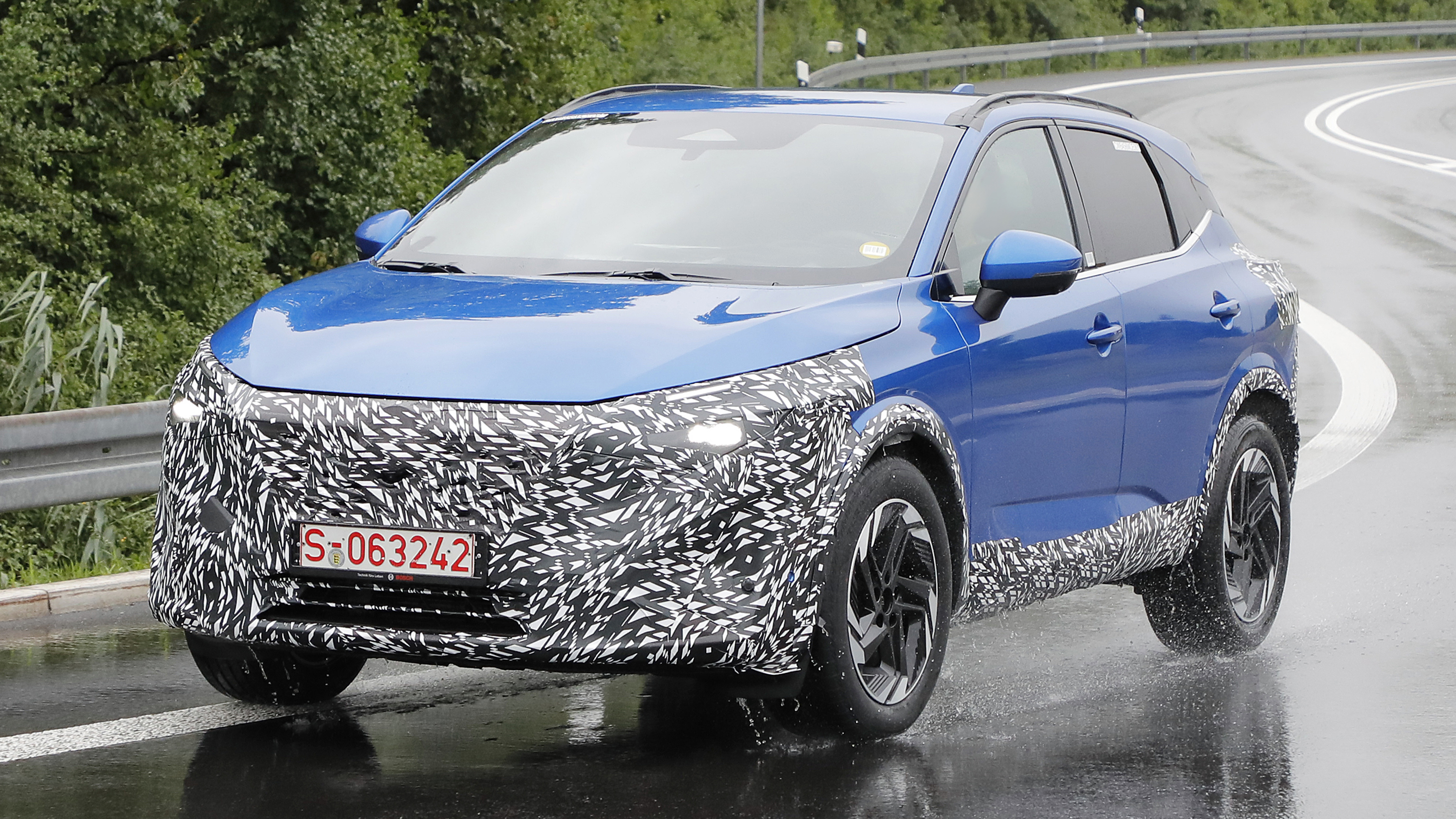 Nissan Qashqai facelift spy shot
