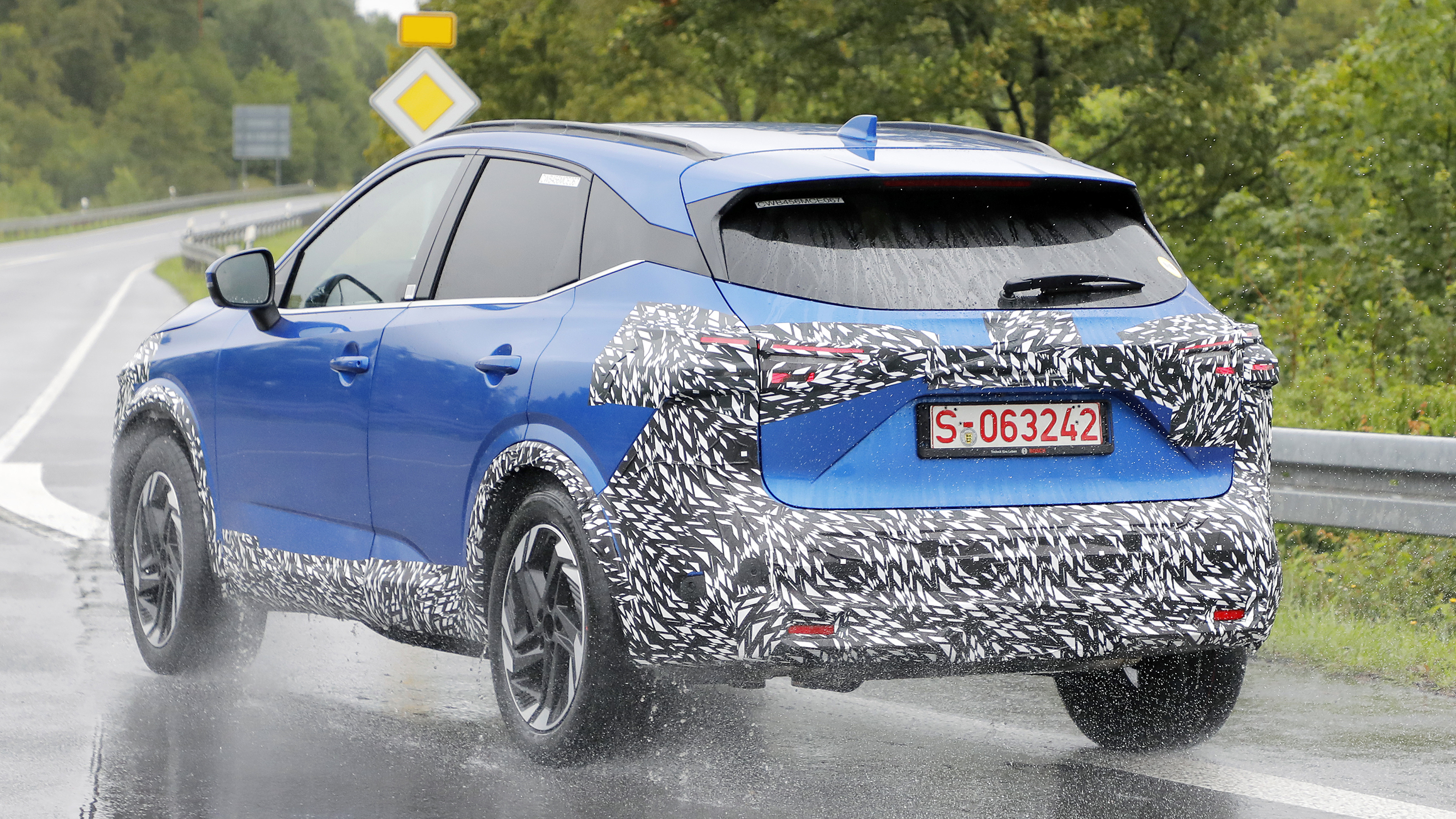 Nissan Qashqai facelift spy shot rear