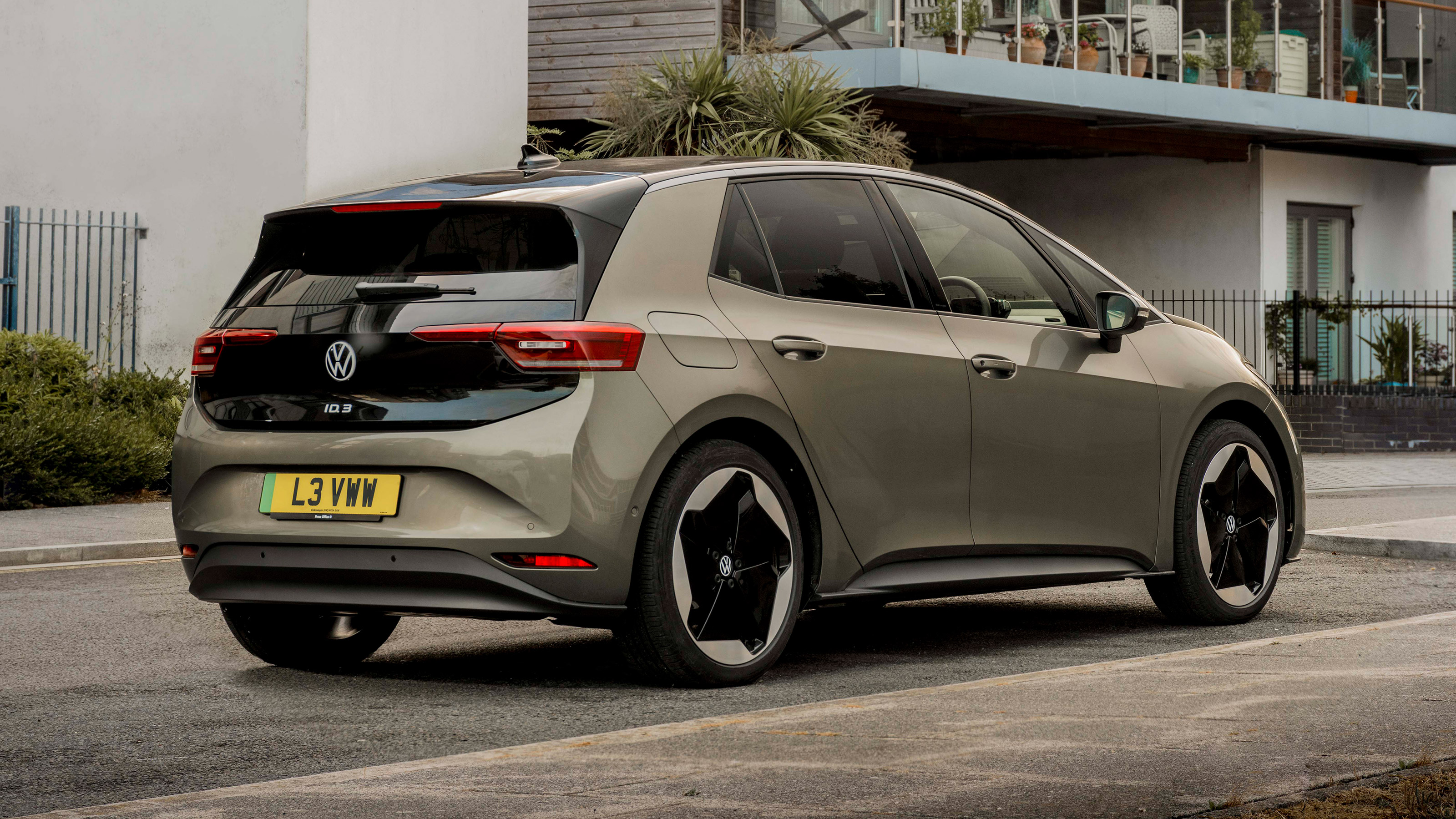 Volkswagen ID.3 facelift rear 3/4 panning
