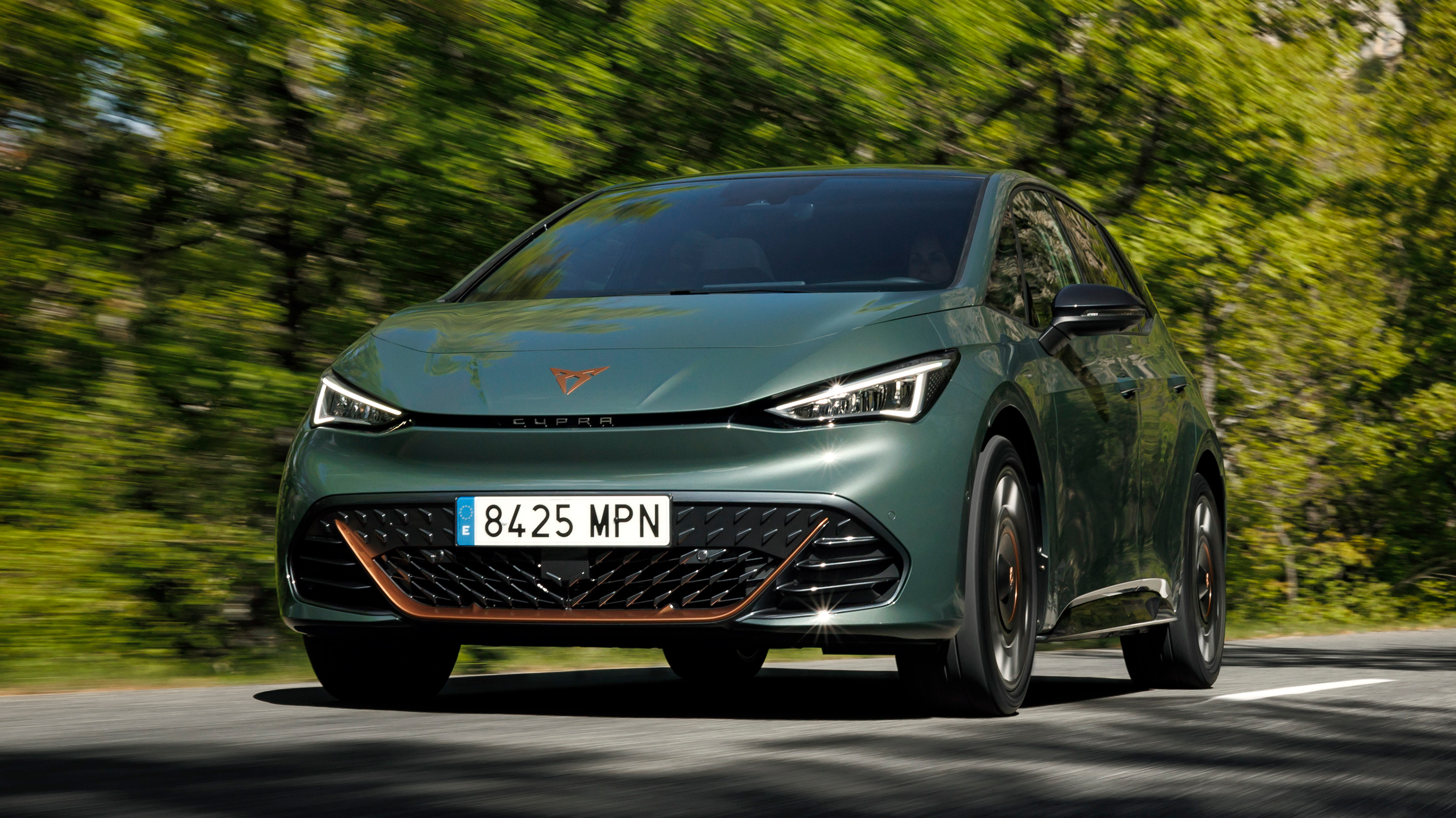 Cupra Born VZ front 3/4 tracking
