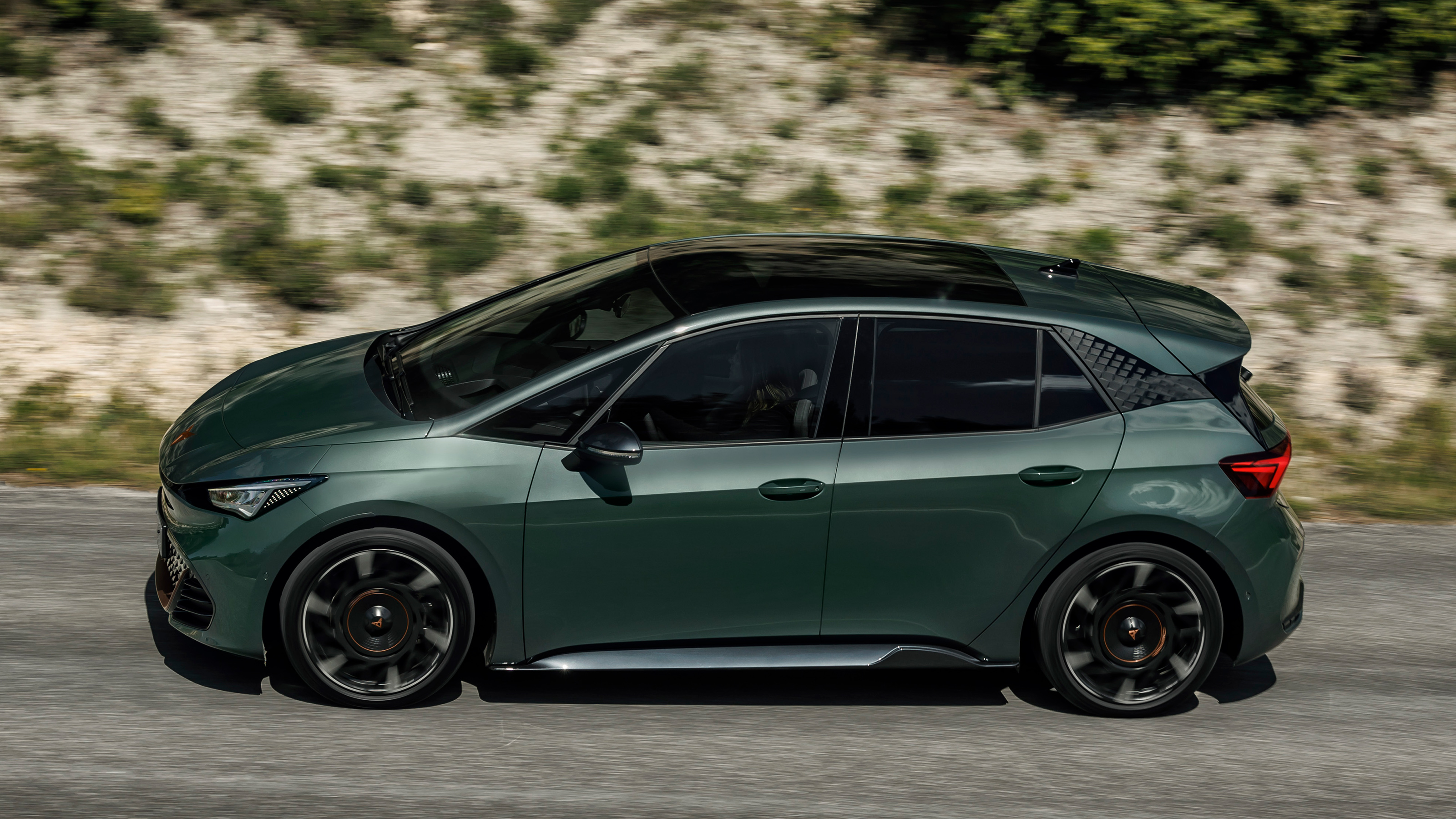 Cupra Born VZ side panning