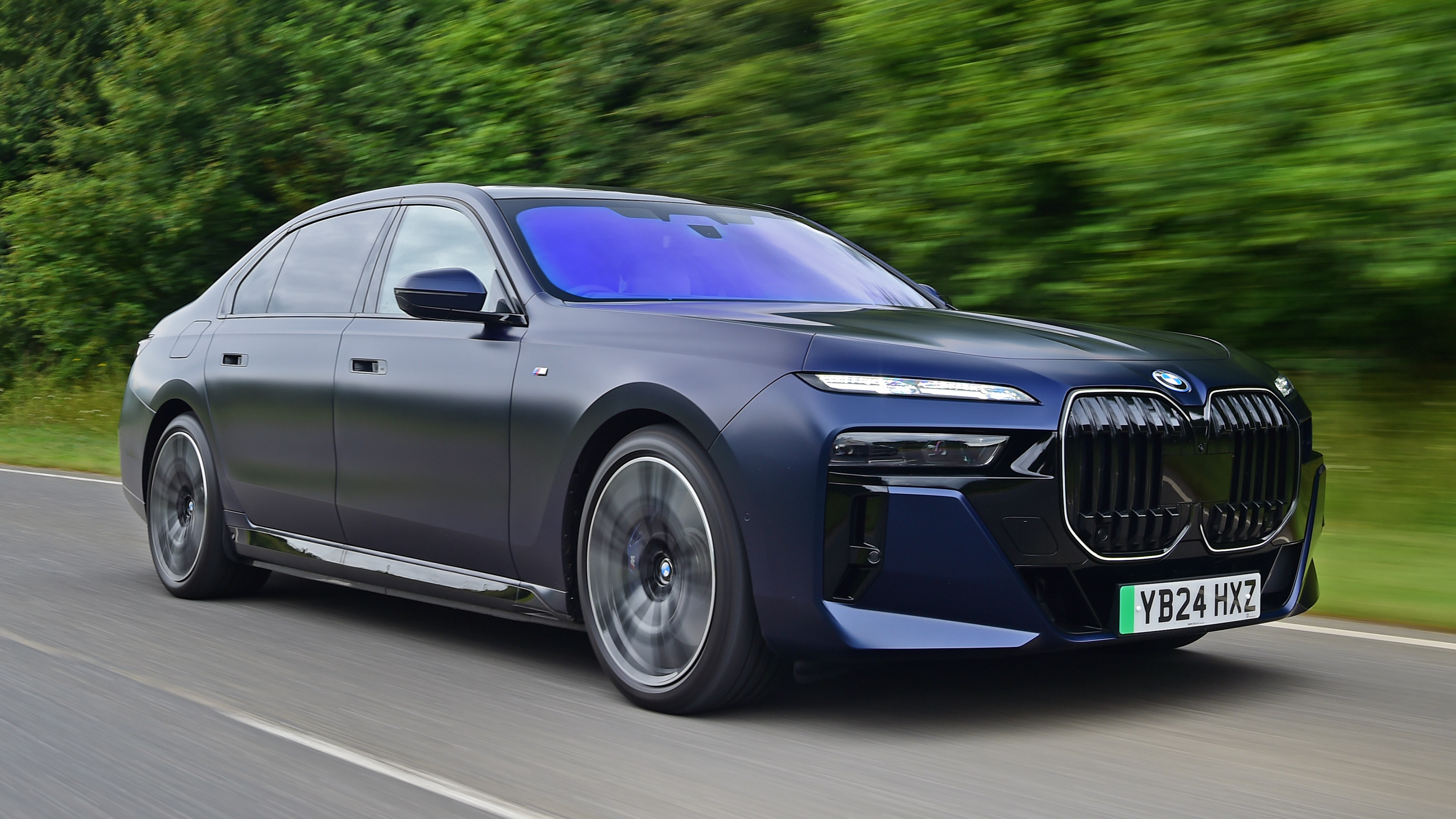 BMW i7 front quarter driving