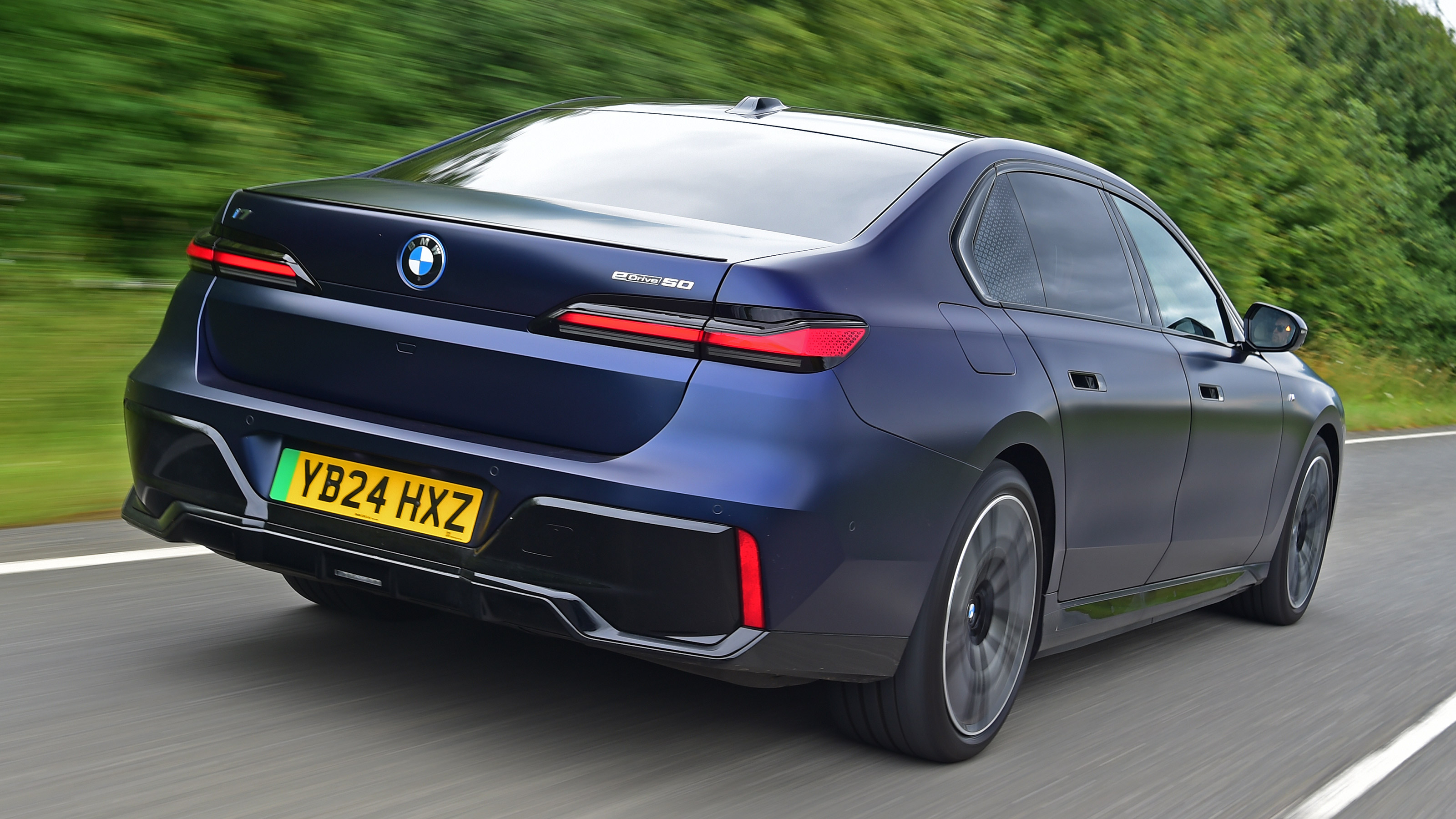 BMW i7 rear quarter cruising