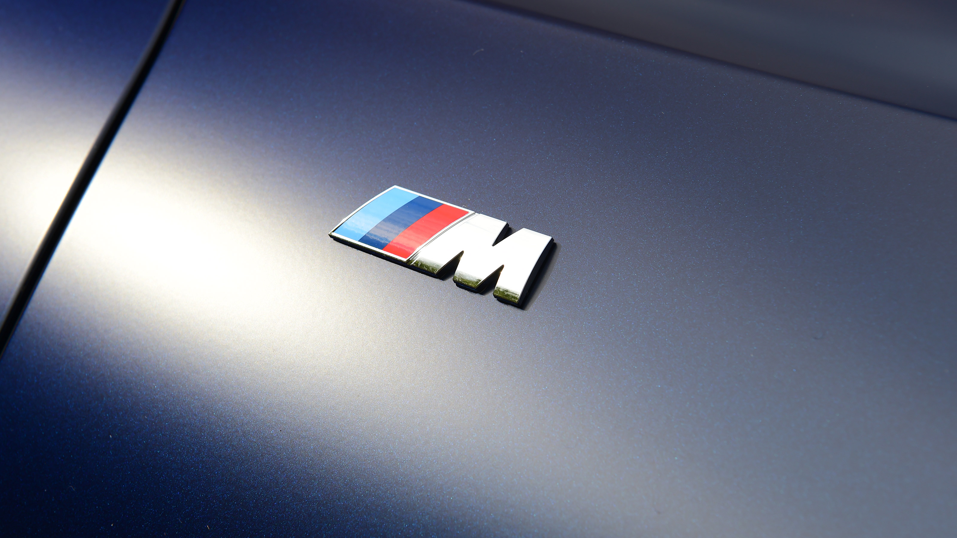 BMW i7 badge