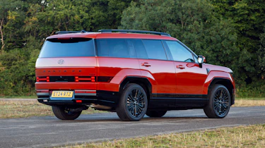 Hyundai Santa Fe UK rear 3/4 static