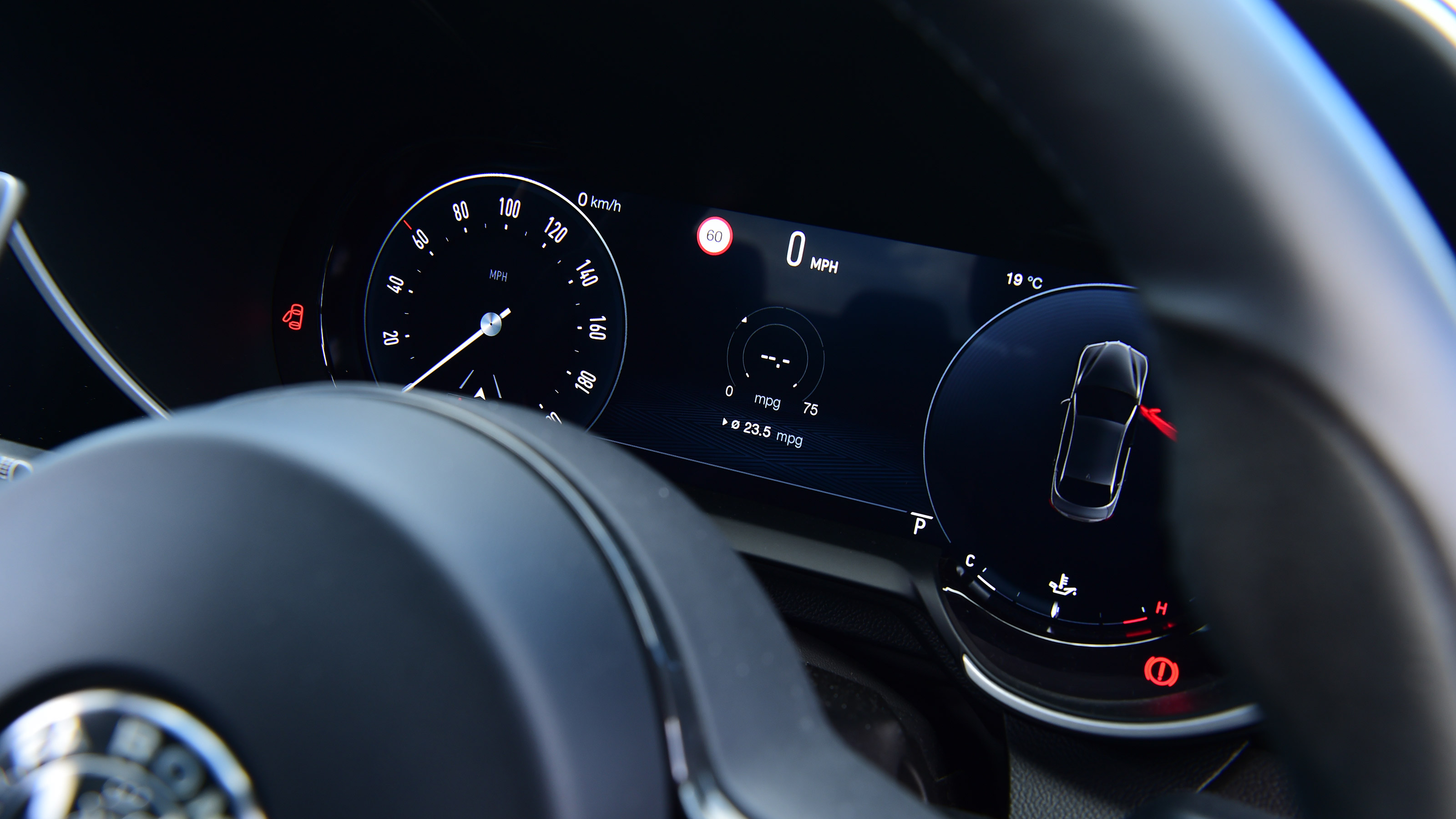 Alfa Romeo Giulia Quadrifoglio driver's display