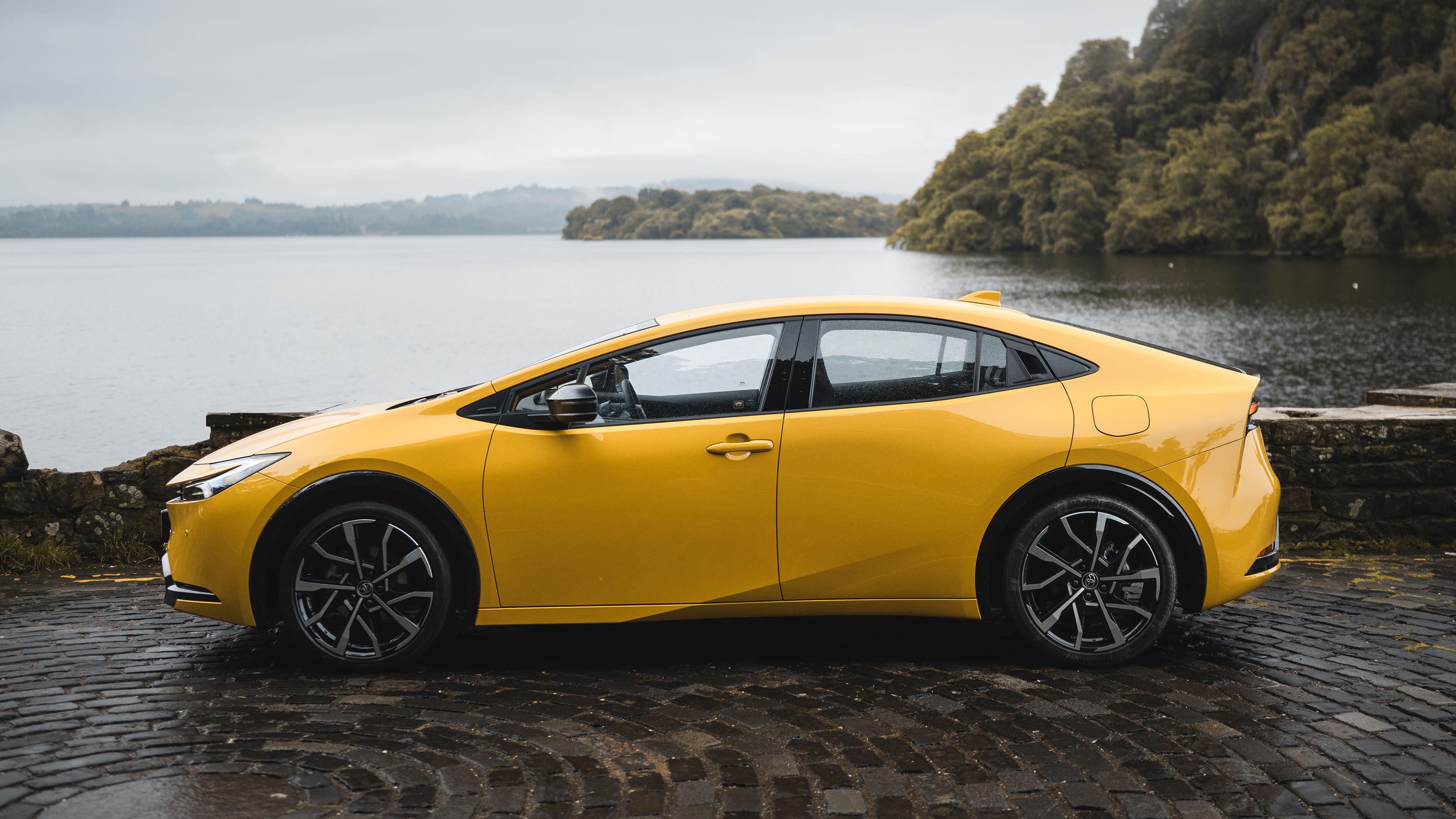 Toyota Prius side profile static