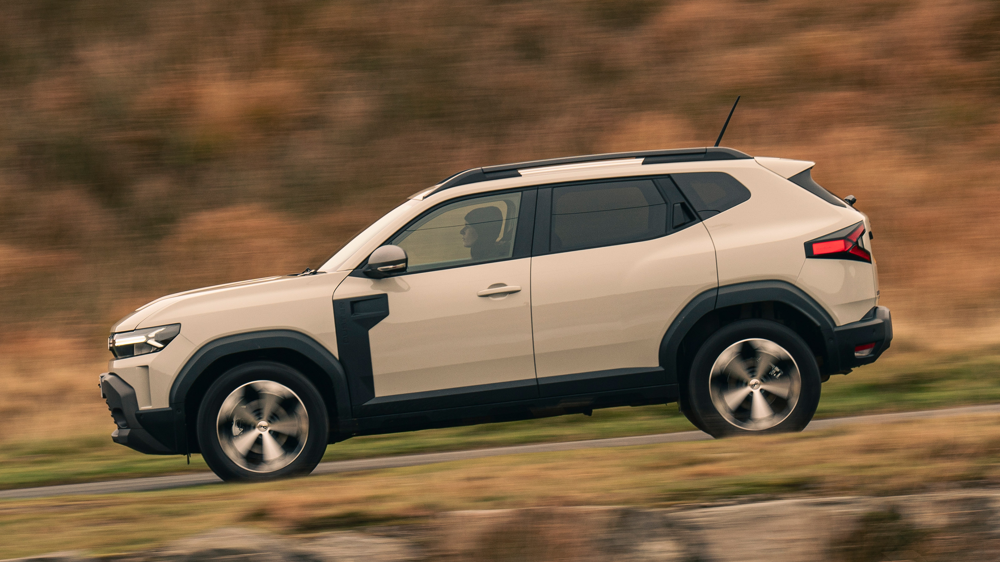 Dacia Duster UK side panning