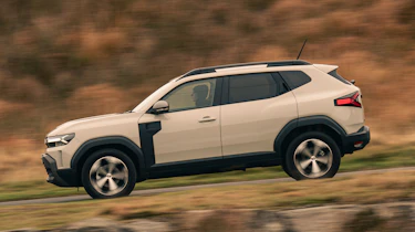 Dacia Duster UK side panning