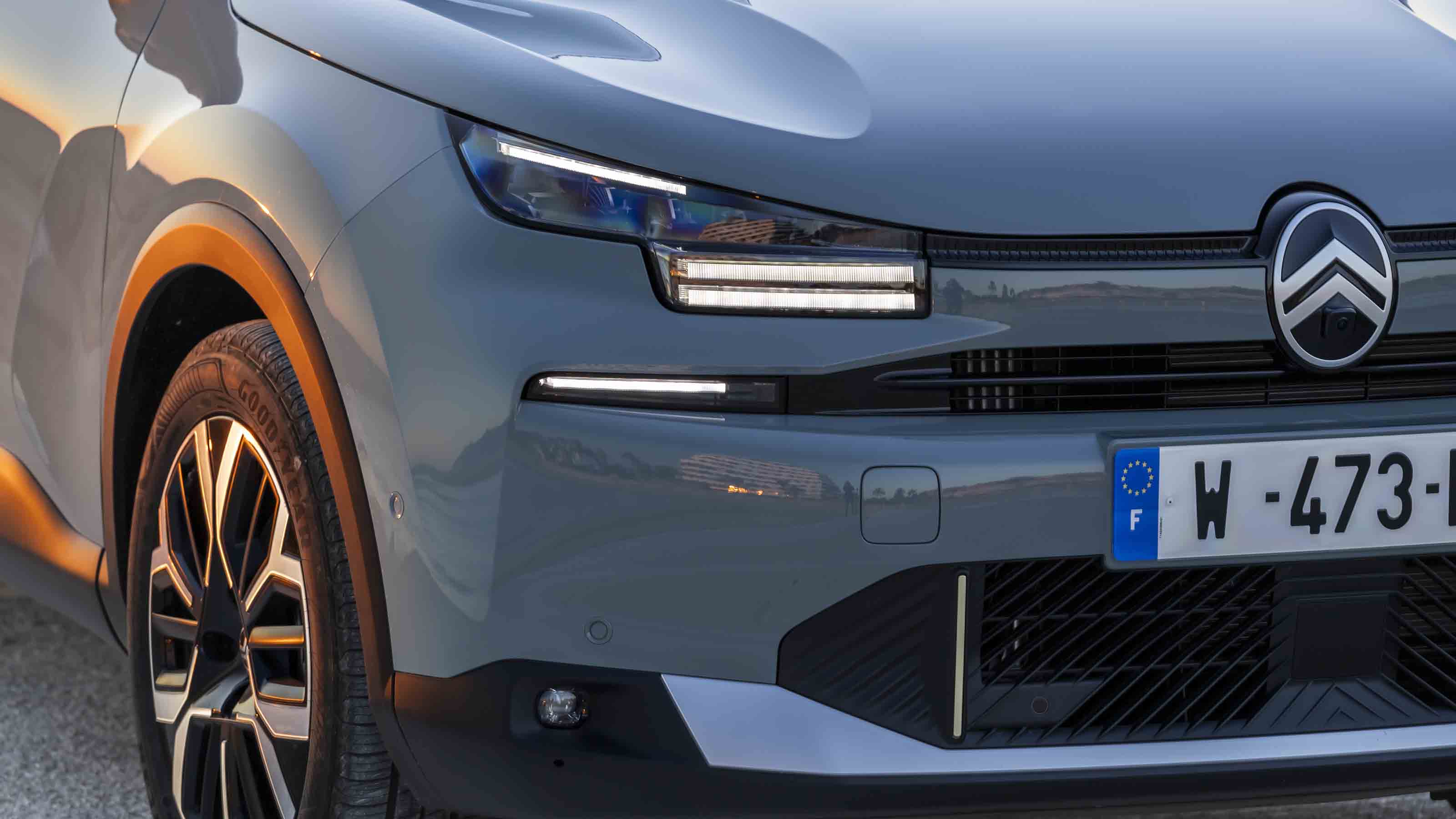 Citroen C4 facelift headlight