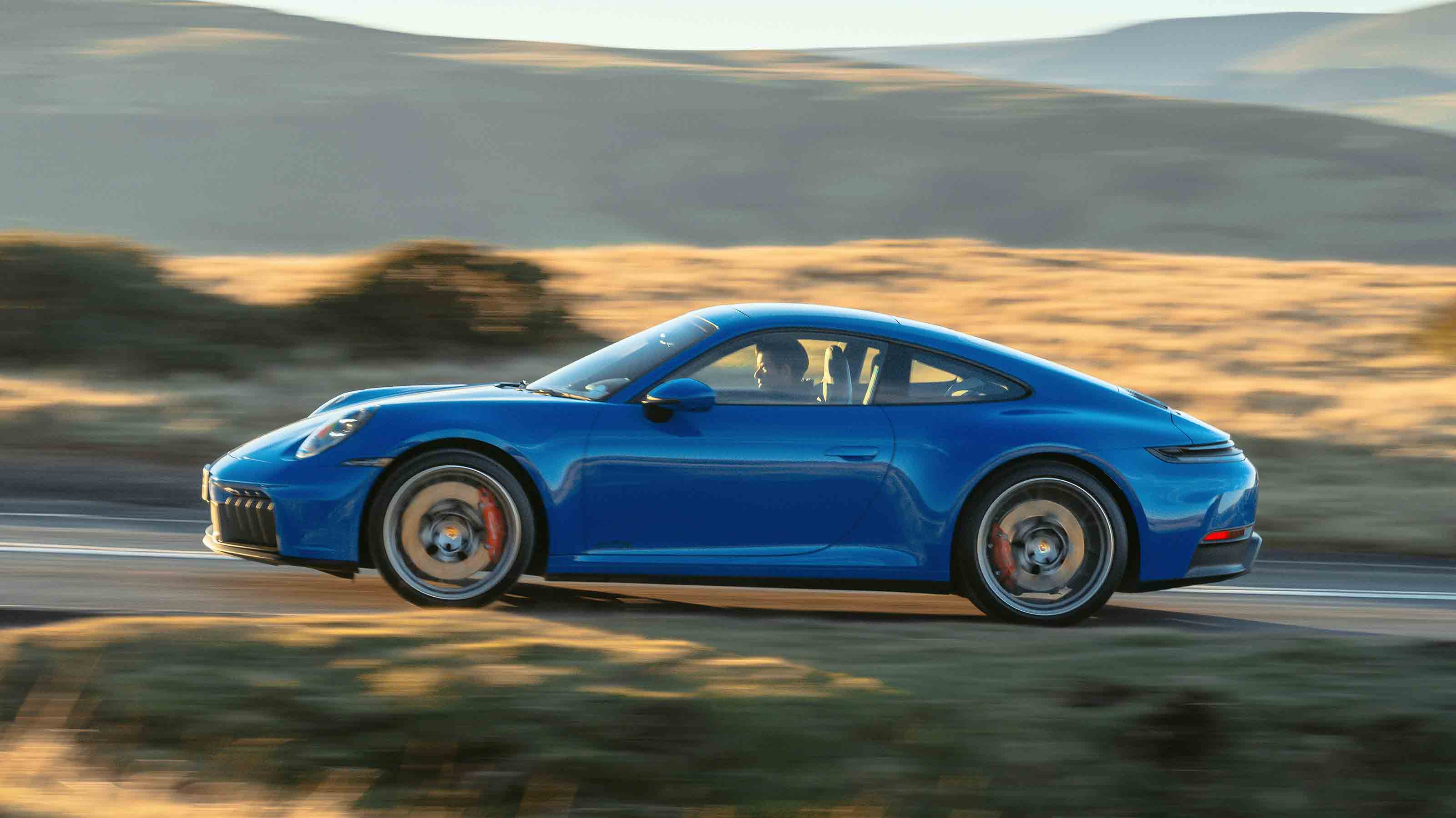 Porsche 911 Carrera GTS side panning