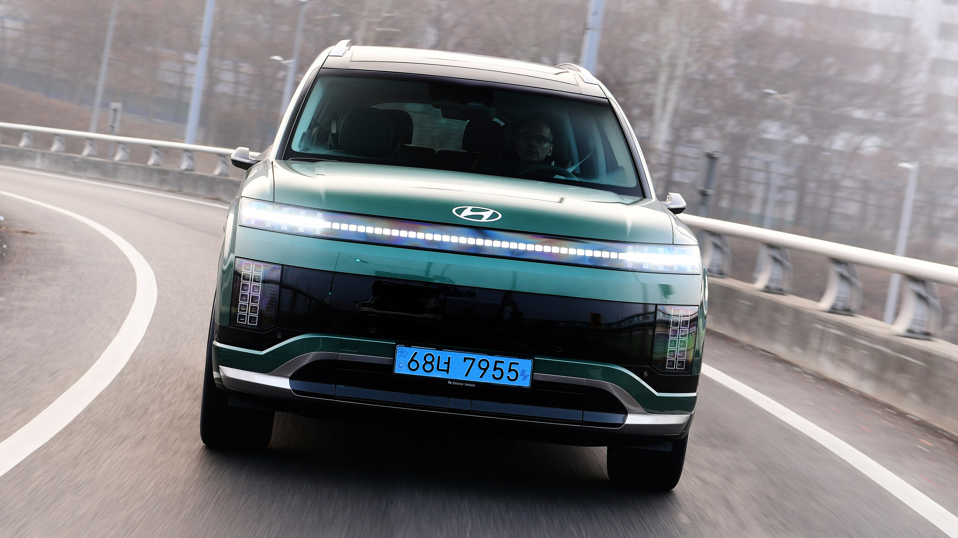 Hyundai Ioniq 9 front cornering