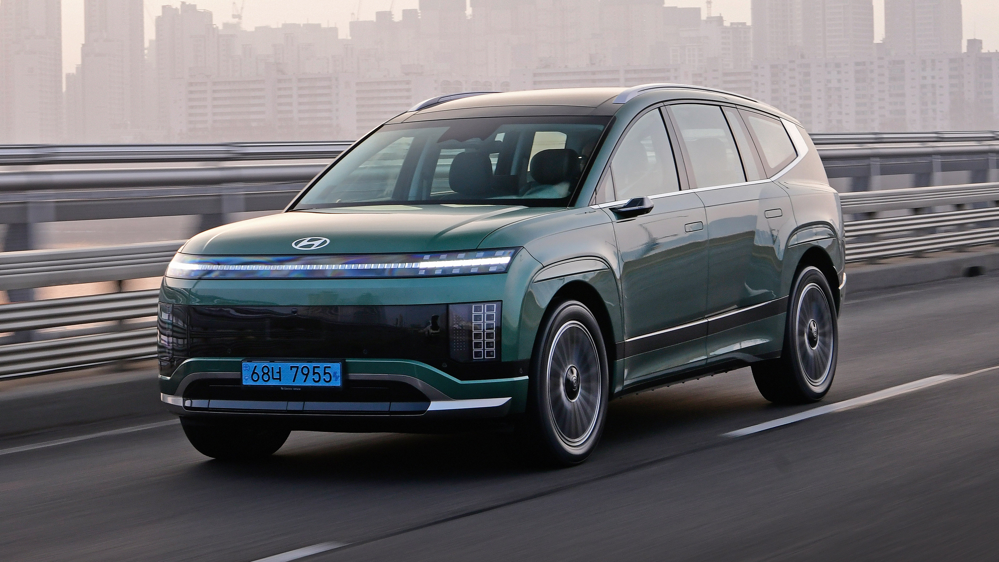Hyundai Ioniq 9 front quarter driving