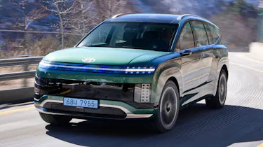Hyundai Ioniq 9 front quarter driving