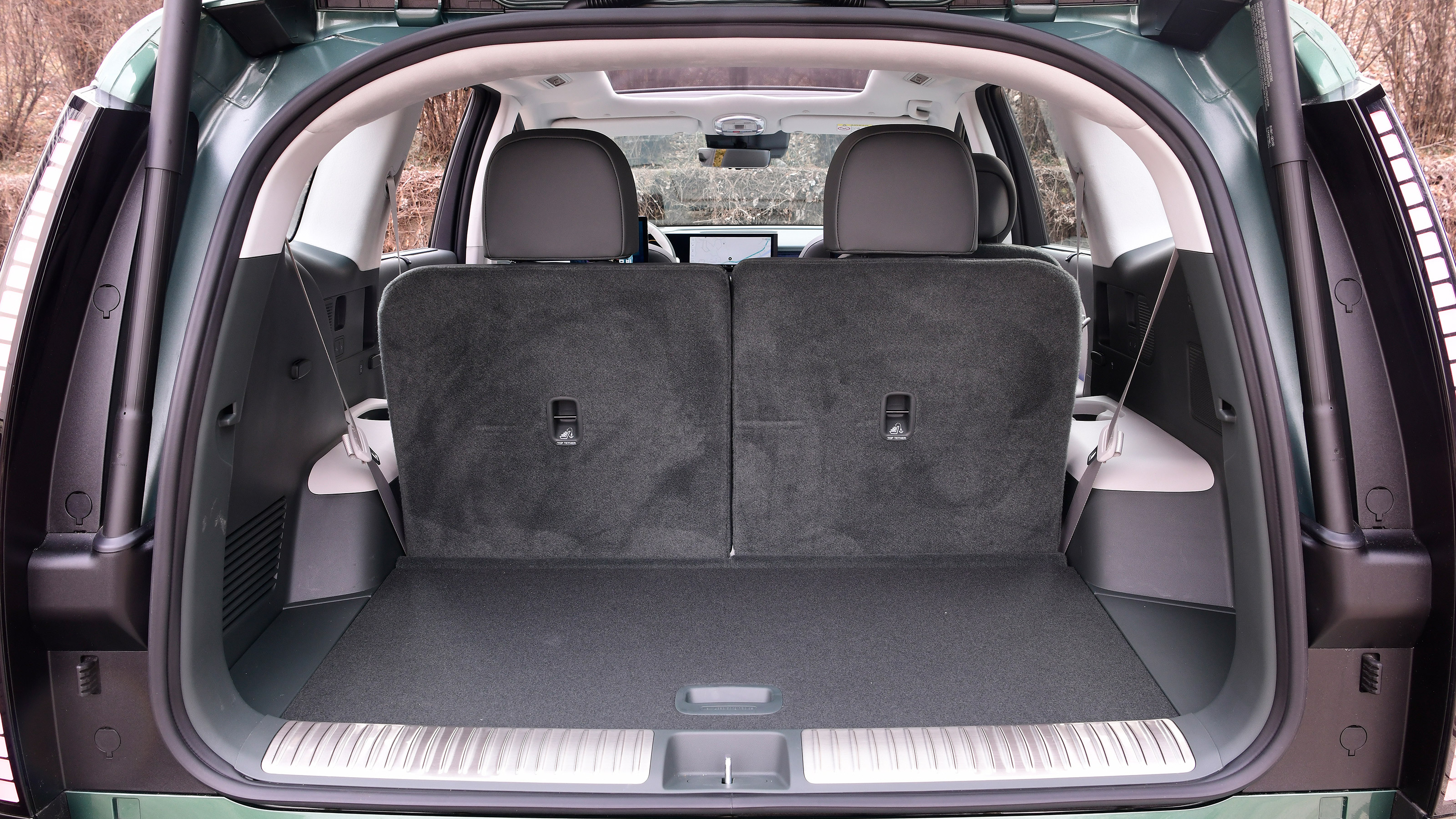 Hyundai Ioniq 9 boot seats up