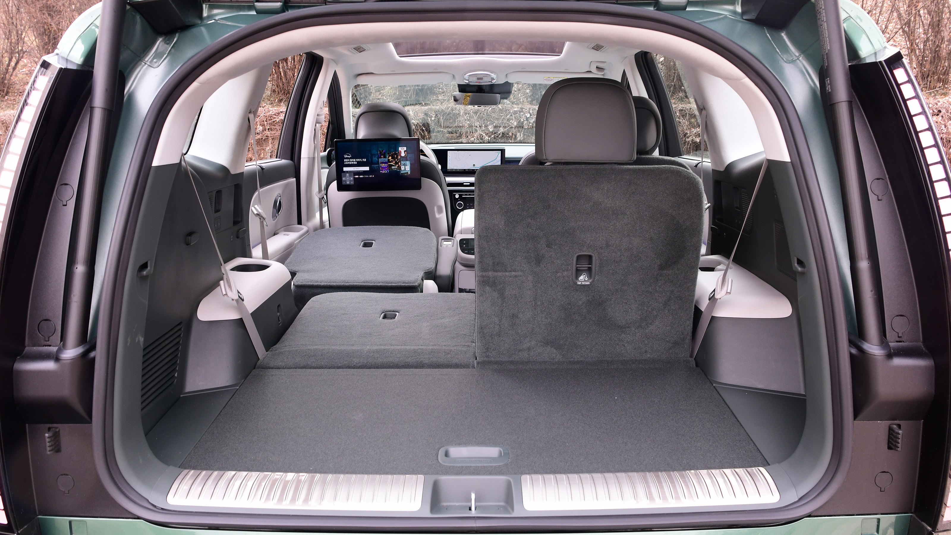 Hyundai Ioniq 9 boot seats down