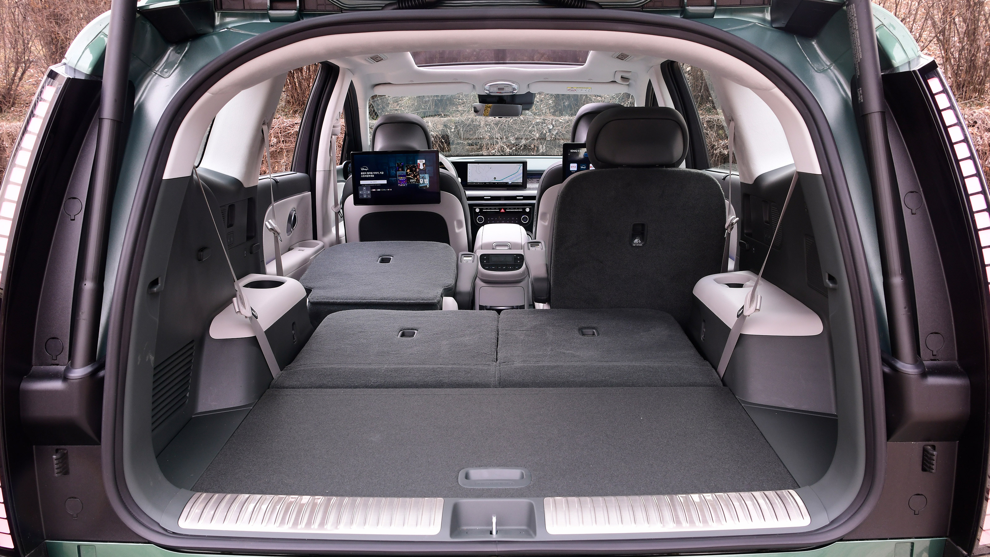 Hyundai Ioniq 9 boot seats down