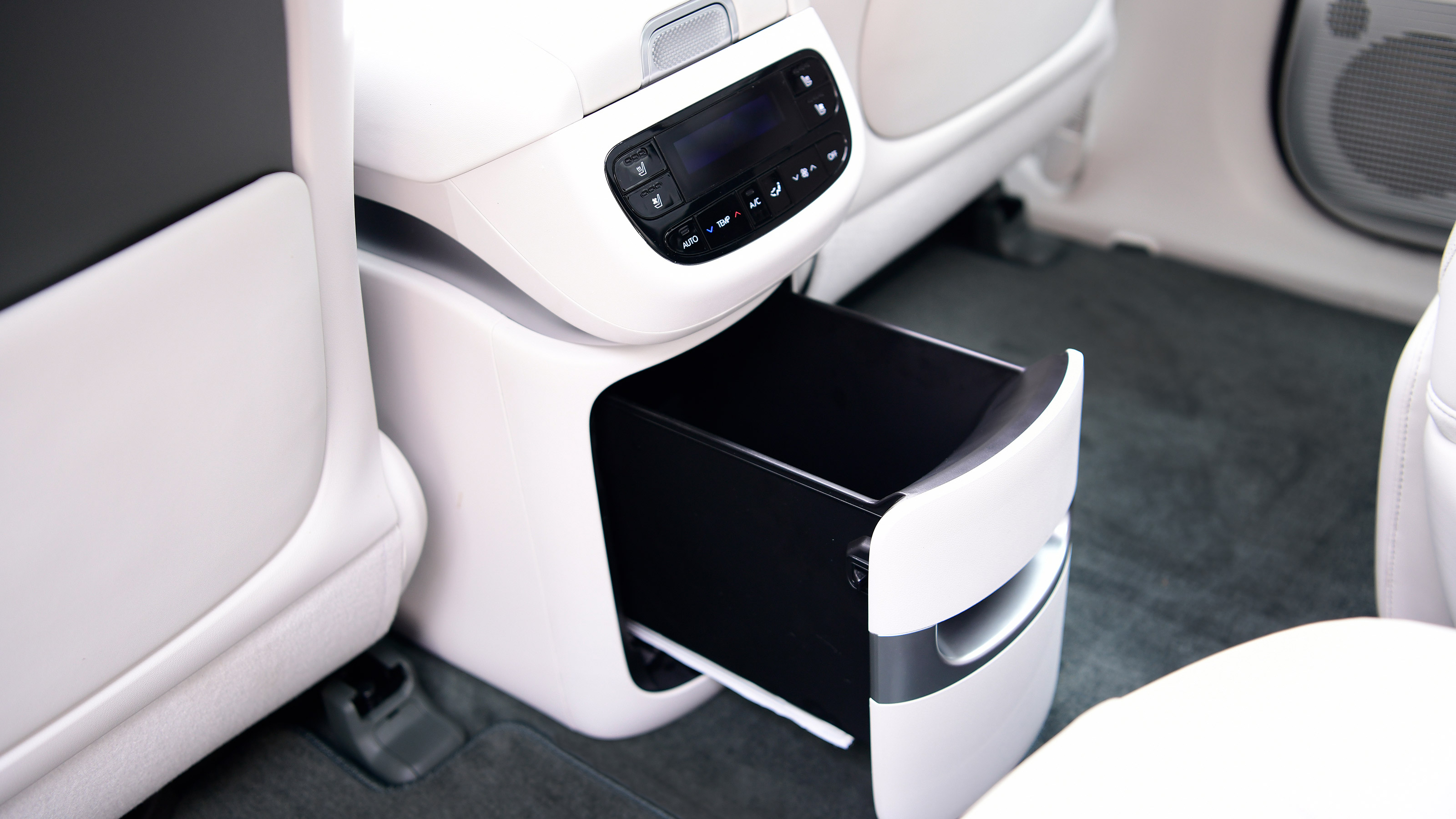 Hyundai Ioniq 9 centre console drawer