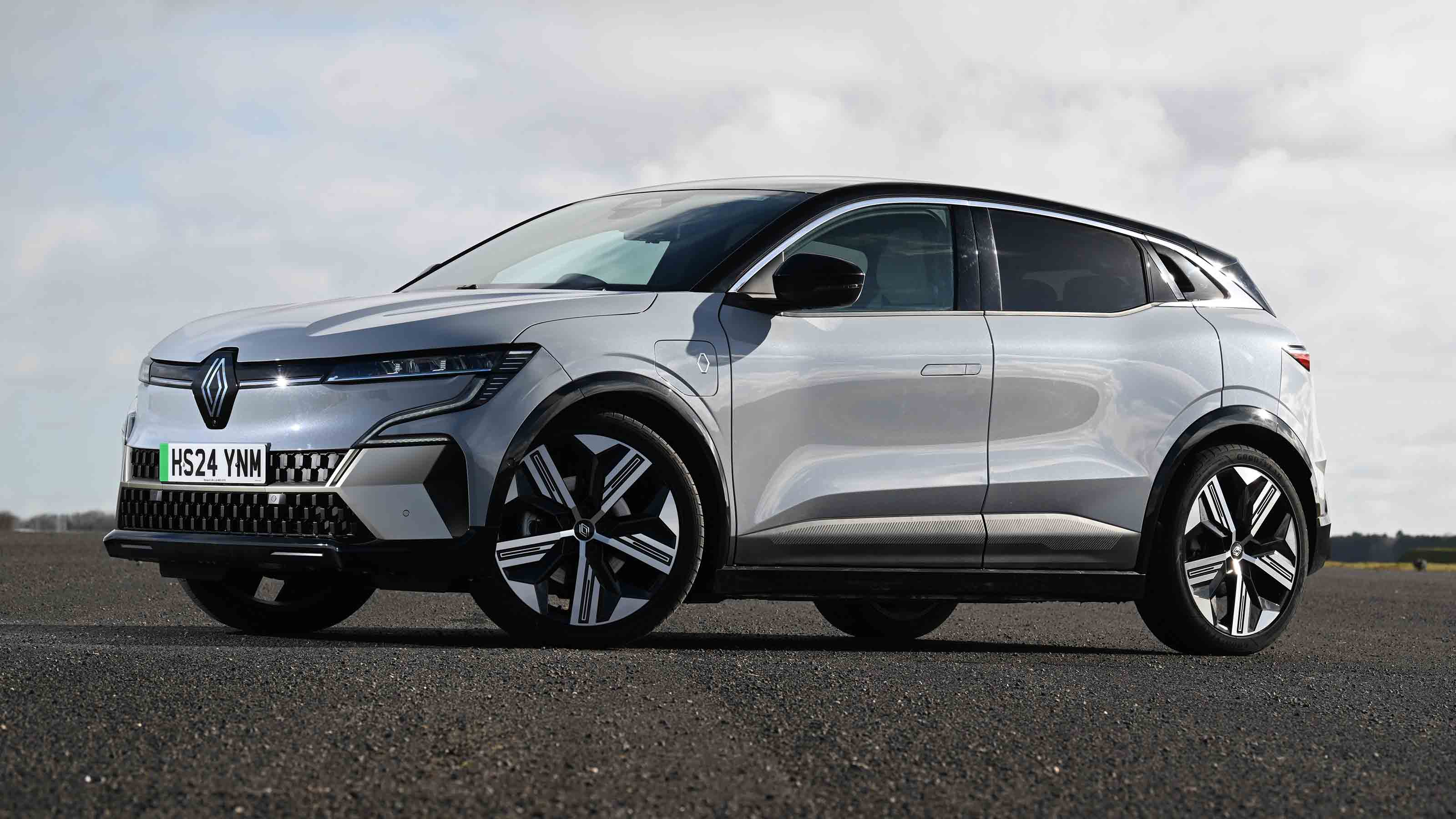Renault Megane UK front 3/4 static