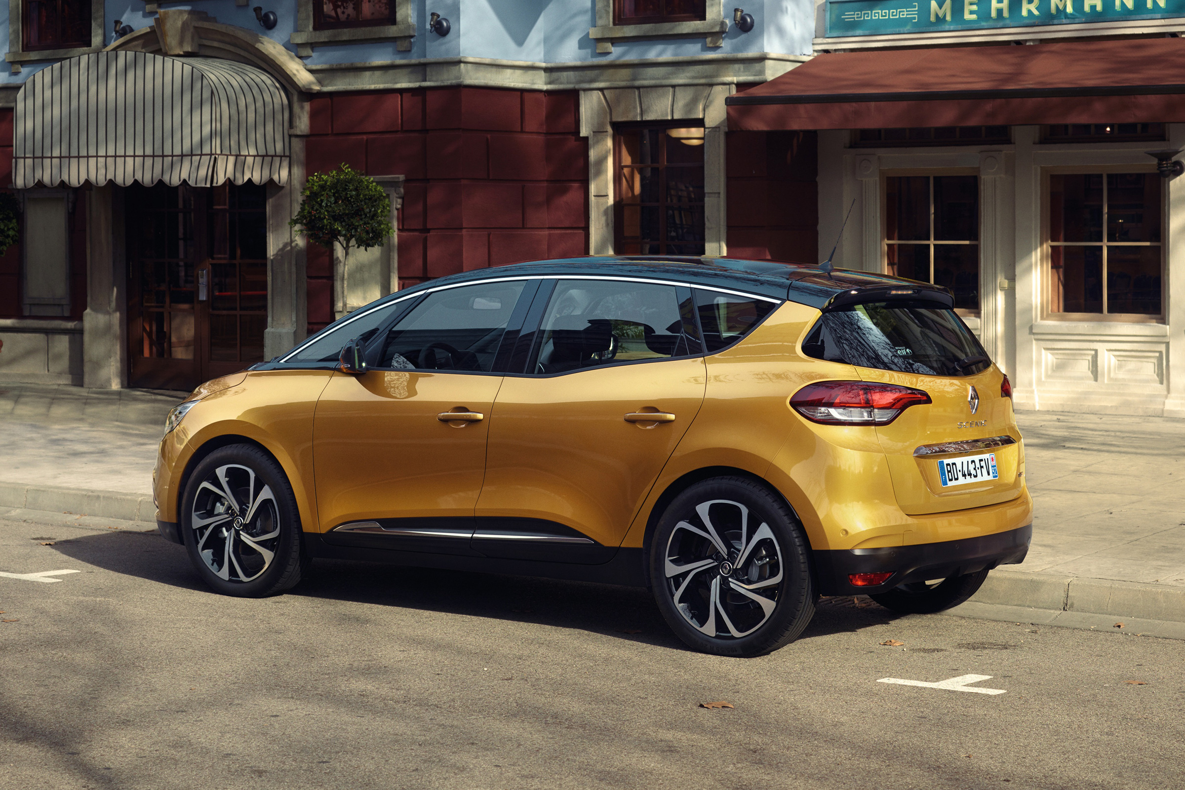 A panoramic sunroof is included with Dynamique S Nav trim